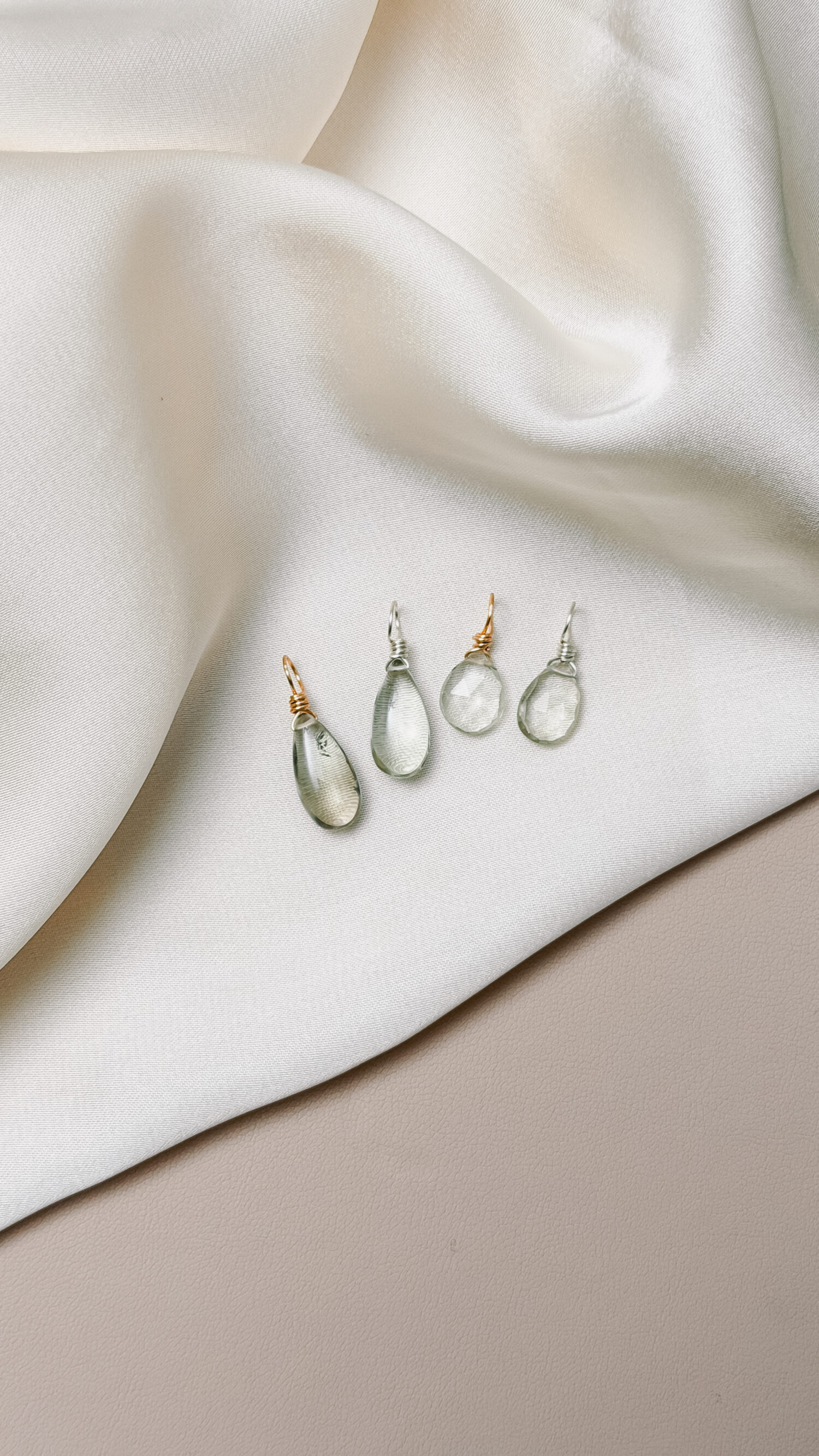 Praseolith – Der grüne Amethyst der Klarheit und inneren Balance 💚 Ich treffe Entscheidungen, die Kopf und Herz vereinen. Praseolith – auch grüner Amethyst genannt – ist ein seltener Edelstein, der Ruhe, Klarheit und seelisches Gleichgewicht schenkt. Seine sanfte, grüne Energie erinnert daran, achtsam zu unterscheiden, was bleiben darf und was gehen möchte. Er hilft dir, innere und äußere Ordnung zu schaffen, Ballast liebevoll loszulassen und neue Wege mit Leichtigkeit zu gehen. Dieser Edelstein verbindet den klaren Geist des Amethysts mit der erdenden Kraft des Grünen. So entsteht eine harmonische Balance zwischen Kopf und Bauchgefühl – perfekt, um Entscheidungen zu treffen, die sich wirklich stimmig anfühlen. ✨ Themen: Mental: Klarheit, seelisches Gleichgewicht, Entscheidungen treffen, emotionale Balance, liebevolles Loslassen, innere Ordnung, Verbindung von Herz und Verstand Körper: Nervensystem, Herz, Stoffwechsel Chakra: Herzchakra, Drittes Auge Planet: Merkur Element: Erde & Luft Sternzeichen: Jungfrau, Waage, Fische 🗿 Mineralogische & historische Fakten: Praseolith ist eine seltene, natürliche Varietät des Amethysts, die durch sanfte Wärme oder geologische Prozesse ihre grüne Färbung erhält. Der Name leitet sich vom griechischen prasos (Lauchgrün) und lithos (Stein) ab. Seine zarte, transparente Farbe symbolisiert Wachstum, Erneuerung und das Erwachen des Herzens. ☝🏼 Details zum Edelstein Schmuck Naturstein - daher kann der Edelstein von den Bildern abweichen. Größe: 20 x 8 mm Öse: Kupferdraht 18k vergoldet mit Liebe und Intuition handgemacht 💜 Lieferumfang: Nur Anhänger