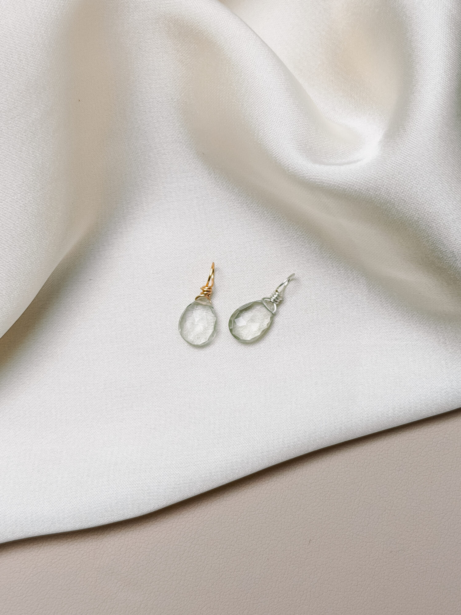 Praseolith – Der grüne Amethyst der Klarheit und inneren Balance 💚 Ich treffe Entscheidungen, die Kopf und Herz vereinen. Praseolith – auch grüner Amethyst genannt – ist ein seltener Edelstein, der Ruhe, Klarheit und seelisches Gleichgewicht schenkt. Seine sanfte, grüne Energie erinnert daran, achtsam zu unterscheiden, was bleiben darf und was gehen möchte. Er hilft dir, innere und äußere Ordnung zu schaffen, Ballast liebevoll loszulassen und neue Wege mit Leichtigkeit zu gehen. Dieser Edelstein verbindet den klaren Geist des Amethysts mit der erdenden Kraft des Grünen. So entsteht eine harmonische Balance zwischen Kopf und Bauchgefühl – perfekt, um Entscheidungen zu treffen, die sich wirklich stimmig anfühlen. ✨ Themen: Mental: Klarheit, seelisches Gleichgewicht, Entscheidungen treffen, emotionale Balance, liebevolles Loslassen, innere Ordnung, Verbindung von Herz und Verstand Körper: Nervensystem, Herz, Stoffwechsel Chakra: Herzchakra, Drittes Auge Planet: Merkur Element: Erde & Luft Sternzeichen: Jungfrau, Waage, Fische 🗿 Mineralogische & historische Fakten: Praseolith ist eine seltene, natürliche Varietät des Amethysts, die durch sanfte Wärme oder geologische Prozesse ihre grüne Färbung erhält. Der Name leitet sich vom griechischen prasos (Lauchgrün) und lithos (Stein) ab. Seine zarte, transparente Farbe symbolisiert Wachstum, Erneuerung und das Erwachen des Herzens. ☝🏼 Details zum Edelstein Schmuck Naturstein - daher kann der Edelstein von den Bildern abweichen. Größe: 20 x 8 mm Öse: Kupferdraht 18k vergoldet mit Liebe und Intuition handgemacht 💜 Lieferumfang: Nur Anhänger