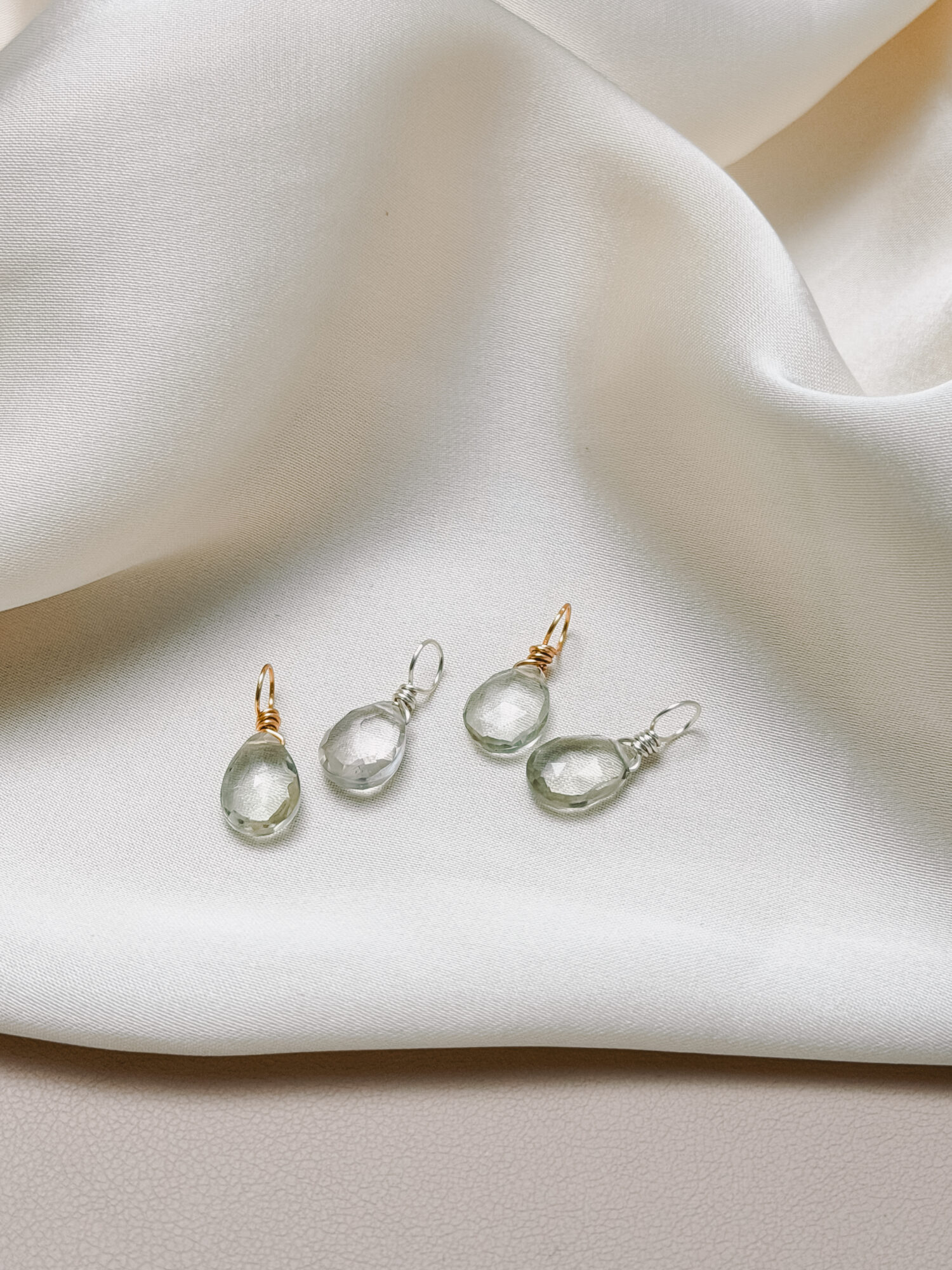 Praseolith – Der grüne Amethyst der Klarheit und inneren Balance 💚 Ich treffe Entscheidungen, die Kopf und Herz vereinen. Praseolith – auch grüner Amethyst genannt – ist ein seltener Edelstein, der Ruhe, Klarheit und seelisches Gleichgewicht schenkt. Seine sanfte, grüne Energie erinnert daran, achtsam zu unterscheiden, was bleiben darf und was gehen möchte. Er hilft dir, innere und äußere Ordnung zu schaffen, Ballast liebevoll loszulassen und neue Wege mit Leichtigkeit zu gehen. Dieser Edelstein verbindet den klaren Geist des Amethysts mit der erdenden Kraft des Grünen. So entsteht eine harmonische Balance zwischen Kopf und Bauchgefühl – perfekt, um Entscheidungen zu treffen, die sich wirklich stimmig anfühlen. ✨ Themen: Mental: Klarheit, seelisches Gleichgewicht, Entscheidungen treffen, emotionale Balance, liebevolles Loslassen, innere Ordnung, Verbindung von Herz und Verstand Körper: Nervensystem, Herz, Stoffwechsel Chakra: Herzchakra, Drittes Auge Planet: Merkur Element: Erde & Luft Sternzeichen: Jungfrau, Waage, Fische 🗿 Mineralogische & historische Fakten: Praseolith ist eine seltene, natürliche Varietät des Amethysts, die durch sanfte Wärme oder geologische Prozesse ihre grüne Färbung erhält. Der Name leitet sich vom griechischen prasos (Lauchgrün) und lithos (Stein) ab. Seine zarte, transparente Farbe symbolisiert Wachstum, Erneuerung und das Erwachen des Herzens. ☝🏼 Details zum Edelstein Schmuck Naturstein - daher kann der Edelstein von den Bildern abweichen. Größe: 20 x 8 mm Öse: Kupferdraht 18k vergoldet mit Liebe und Intuition handgemacht 💜 Lieferumfang: Nur Anhänger