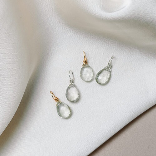 Praseolith – Der grüne Amethyst der Klarheit und inneren Balance 💚 Ich treffe Entscheidungen, die Kopf und Herz vereinen. Praseolith – auch grüner Amethyst genannt – ist ein seltener Edelstein, der Ruhe, Klarheit und seelisches Gleichgewicht schenkt. Seine sanfte, grüne Energie erinnert daran, achtsam zu unterscheiden, was bleiben darf und was gehen möchte. Er hilft dir, innere und äußere Ordnung zu schaffen, Ballast liebevoll loszulassen und neue Wege mit Leichtigkeit zu gehen. Dieser Edelstein verbindet den klaren Geist des Amethysts mit der erdenden Kraft des Grünen. So entsteht eine harmonische Balance zwischen Kopf und Bauchgefühl – perfekt, um Entscheidungen zu treffen, die sich wirklich stimmig anfühlen. ✨ Themen: Mental: Klarheit, seelisches Gleichgewicht, Entscheidungen treffen, emotionale Balance, liebevolles Loslassen, innere Ordnung, Verbindung von Herz und Verstand Körper: Nervensystem, Herz, Stoffwechsel Chakra: Herzchakra, Drittes Auge Planet: Merkur Element: Erde & Luft Sternzeichen: Jungfrau, Waage, Fische 🗿 Mineralogische & historische Fakten: Praseolith ist eine seltene, natürliche Varietät des Amethysts, die durch sanfte Wärme oder geologische Prozesse ihre grüne Färbung erhält. Der Name leitet sich vom griechischen prasos (Lauchgrün) und lithos (Stein) ab. Seine zarte, transparente Farbe symbolisiert Wachstum, Erneuerung und das Erwachen des Herzens. ☝🏼 Details zum Edelstein Schmuck Naturstein - daher kann der Edelstein von den Bildern abweichen. Größe: 20 x 8 mm Öse: Kupferdraht 18k vergoldet mit Liebe und Intuition handgemacht 💜 Lieferumfang: Nur Anhänger