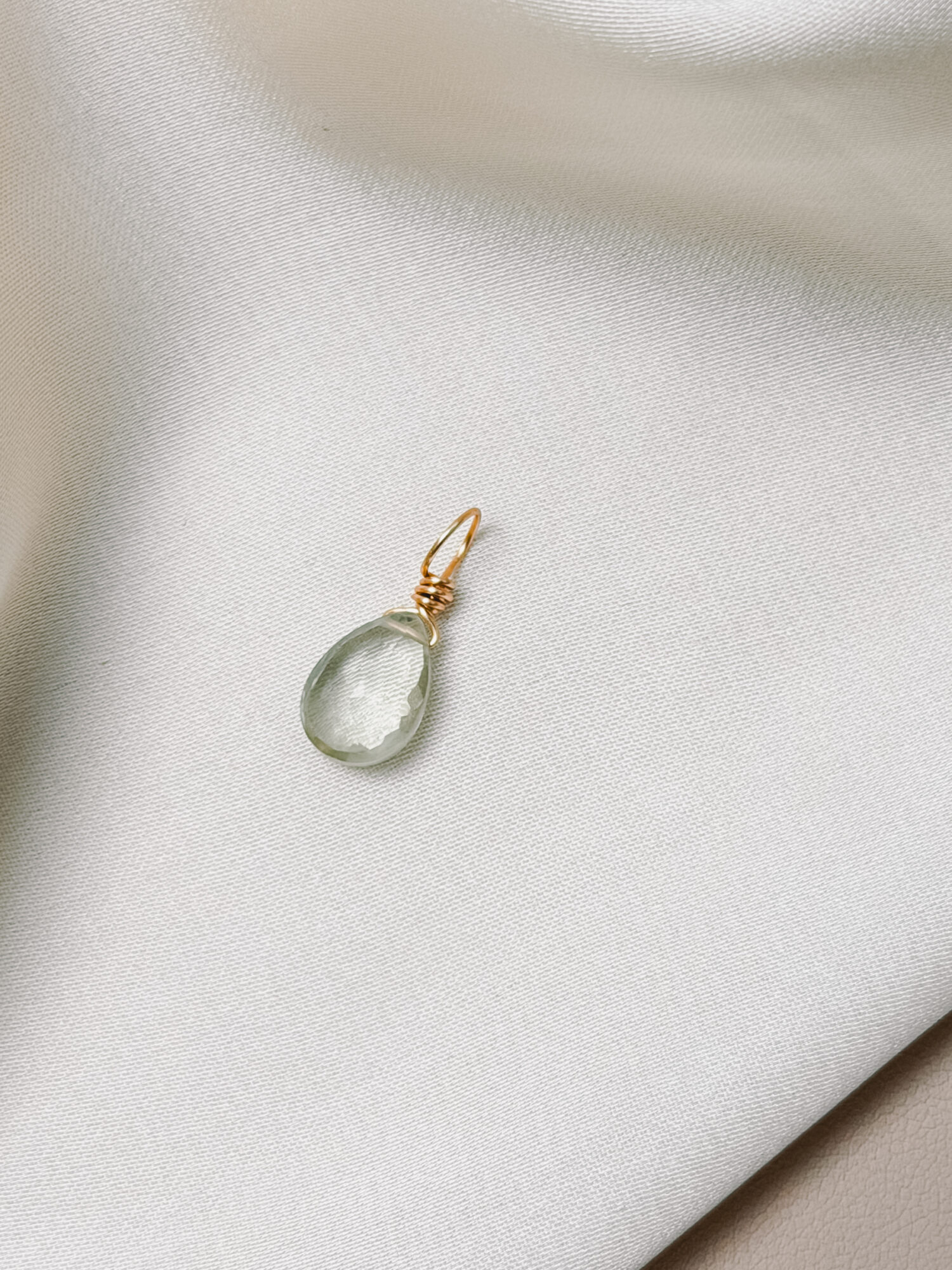 Praseolith – Der grüne Amethyst der Klarheit und inneren Balance 💚 Ich treffe Entscheidungen, die Kopf und Herz vereinen. Praseolith – auch grüner Amethyst genannt – ist ein seltener Edelstein, der Ruhe, Klarheit und seelisches Gleichgewicht schenkt. Seine sanfte, grüne Energie erinnert daran, achtsam zu unterscheiden, was bleiben darf und was gehen möchte. Er hilft dir, innere und äußere Ordnung zu schaffen, Ballast liebevoll loszulassen und neue Wege mit Leichtigkeit zu gehen. Dieser Edelstein verbindet den klaren Geist des Amethysts mit der erdenden Kraft des Grünen. So entsteht eine harmonische Balance zwischen Kopf und Bauchgefühl – perfekt, um Entscheidungen zu treffen, die sich wirklich stimmig anfühlen. ✨ Themen: Mental: Klarheit, seelisches Gleichgewicht, Entscheidungen treffen, emotionale Balance, liebevolles Loslassen, innere Ordnung, Verbindung von Herz und Verstand Körper: Nervensystem, Herz, Stoffwechsel Chakra: Herzchakra, Drittes Auge Planet: Merkur Element: Erde & Luft Sternzeichen: Jungfrau, Waage, Fische 🗿 Mineralogische & historische Fakten: Praseolith ist eine seltene, natürliche Varietät des Amethysts, die durch sanfte Wärme oder geologische Prozesse ihre grüne Färbung erhält. Der Name leitet sich vom griechischen prasos (Lauchgrün) und lithos (Stein) ab. Seine zarte, transparente Farbe symbolisiert Wachstum, Erneuerung und das Erwachen des Herzens. ☝🏼 Details zum Edelstein Schmuck Naturstein - daher kann der Edelstein von den Bildern abweichen. Größe: 20 x 8 mm Öse: Kupferdraht 18k vergoldet mit Liebe und Intuition handgemacht 💜 Lieferumfang: Nur Anhänger