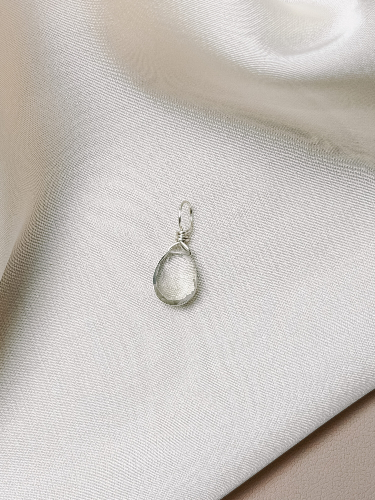 Praseolith – Der grüne Amethyst der Klarheit und inneren Balance 💚 Ich treffe Entscheidungen, die Kopf und Herz vereinen. Praseolith – auch grüner Amethyst genannt – ist ein seltener Edelstein, der Ruhe, Klarheit und seelisches Gleichgewicht schenkt. Seine sanfte, grüne Energie erinnert daran, achtsam zu unterscheiden, was bleiben darf und was gehen möchte. Er hilft dir, innere und äußere Ordnung zu schaffen, Ballast liebevoll loszulassen und neue Wege mit Leichtigkeit zu gehen. Dieser Edelstein verbindet den klaren Geist des Amethysts mit der erdenden Kraft des Grünen. So entsteht eine harmonische Balance zwischen Kopf und Bauchgefühl – perfekt, um Entscheidungen zu treffen, die sich wirklich stimmig anfühlen. ✨ Themen: Mental: Klarheit, seelisches Gleichgewicht, Entscheidungen treffen, emotionale Balance, liebevolles Loslassen, innere Ordnung, Verbindung von Herz und Verstand Körper: Nervensystem, Herz, Stoffwechsel Chakra: Herzchakra, Drittes Auge Planet: Merkur Element: Erde & Luft Sternzeichen: Jungfrau, Waage, Fische 🗿 Mineralogische & historische Fakten: Praseolith ist eine seltene, natürliche Varietät des Amethysts, die durch sanfte Wärme oder geologische Prozesse ihre grüne Färbung erhält. Der Name leitet sich vom griechischen prasos (Lauchgrün) und lithos (Stein) ab. Seine zarte, transparente Farbe symbolisiert Wachstum, Erneuerung und das Erwachen des Herzens. ☝🏼 Details zum Edelstein Schmuck Naturstein - daher kann der Edelstein von den Bildern abweichen. Größe: 20 x 8 mm Öse: Kupferdraht 18k vergoldet mit Liebe und Intuition handgemacht 💜 Lieferumfang: Nur Anhänger