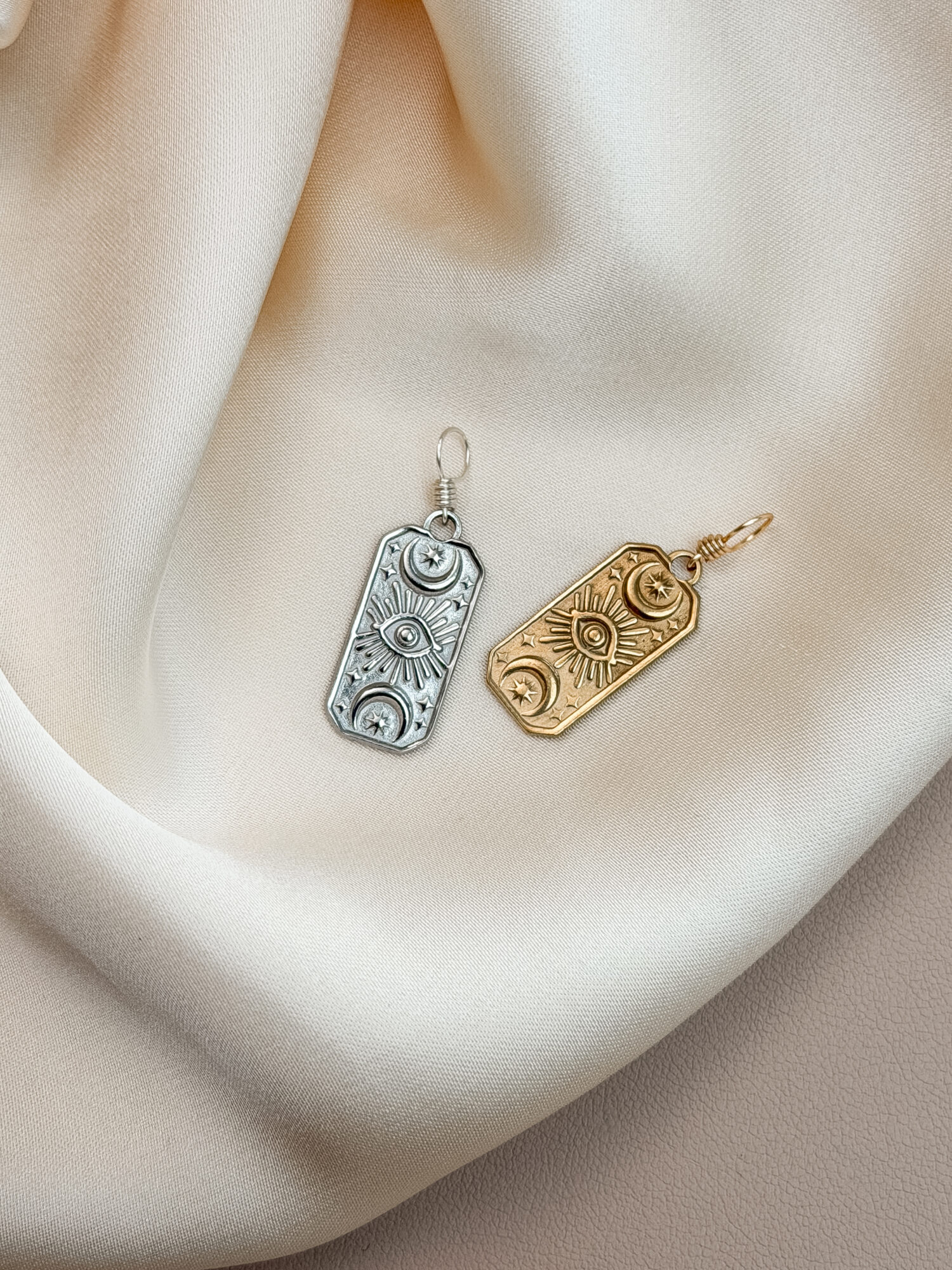 Kosmischer Blick ✨👁️ Der „Kosmische Blick“ verbindet Sonne, Mond, Stern und das innere Auge zu einem stillen Wegweiser. Er erinnert dich daran, dass Licht und Dunkelheit zusammengehören – und dass der klarste Kompass immer in dir selbst liegt. Dieses Symbol führt dich zurück zu deiner eigenen Wahrnehmung, zu deinem inneren Rhythmus und zu dem Vertrauen, das entsteht, wenn du dir selbst wieder zuhörst. ✨ Bedeutung von Kosmischer Blick Innere Klarheit: das Auge stärkt Intuition, Wahrnehmung und Selbstvertrauen Balance: Sonne und Mond vereinen Aktivität und Ruhe, Tag und Nacht Schutz: Sterne und Auge wirken wie ein kleiner Talisman für deinen Weg Wachstum: erinnert dich daran, mutig hinzusehen – auch in dir selbst Ausrichtung: unterstützt dich, Entscheidungen im eigenen Tempo zu treffen 🕊️ Affirmation „Ich vertraue meinem inneren Blick – klar, ruhig und wahr.“ Details zum Schmuck Gefertigt aus 18k vergoldetem // Edelstahl, ca. 30 x 10 mm groß und mit einer stabilen Öse versehen. Der Anhänger passt zu deiner YOUR.line Kette – aber auch an viele gängige Ketten und Schmuckstücke, die du bereits trägst. Ein kleiner Begleiter mit großer Bedeutung – minimalistisch, zeitlos und voller Kraft. 🤍 Lieferumfang: nur Anhänger