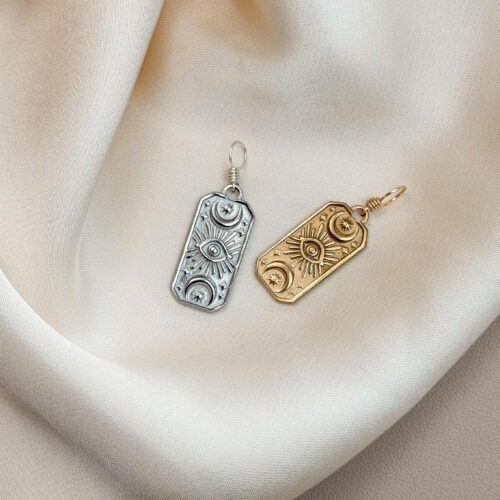 Kosmischer Blick ✨👁️ Der „Kosmische Blick“ verbindet Sonne, Mond, Stern und das innere Auge zu einem stillen Wegweiser. Er erinnert dich daran, dass Licht und Dunkelheit zusammengehören – und dass der klarste Kompass immer in dir selbst liegt. Dieses Symbol führt dich zurück zu deiner eigenen Wahrnehmung, zu deinem inneren Rhythmus und zu dem Vertrauen, das entsteht, wenn du dir selbst wieder zuhörst. ✨ Bedeutung von Kosmischer Blick Innere Klarheit: das Auge stärkt Intuition, Wahrnehmung und Selbstvertrauen Balance: Sonne und Mond vereinen Aktivität und Ruhe, Tag und Nacht Schutz: Sterne und Auge wirken wie ein kleiner Talisman für deinen Weg Wachstum: erinnert dich daran, mutig hinzusehen – auch in dir selbst Ausrichtung: unterstützt dich, Entscheidungen im eigenen Tempo zu treffen 🕊️ Affirmation „Ich vertraue meinem inneren Blick – klar, ruhig und wahr.“ Details zum Schmuck Gefertigt aus 18k vergoldetem // Edelstahl, ca. 30 x 10 mm groß und mit einer stabilen Öse versehen. Der Anhänger passt zu deiner YOUR.line Kette – aber auch an viele gängige Ketten und Schmuckstücke, die du bereits trägst. Ein kleiner Begleiter mit großer Bedeutung – minimalistisch, zeitlos und voller Kraft. 🤍 Lieferumfang: nur Anhänger