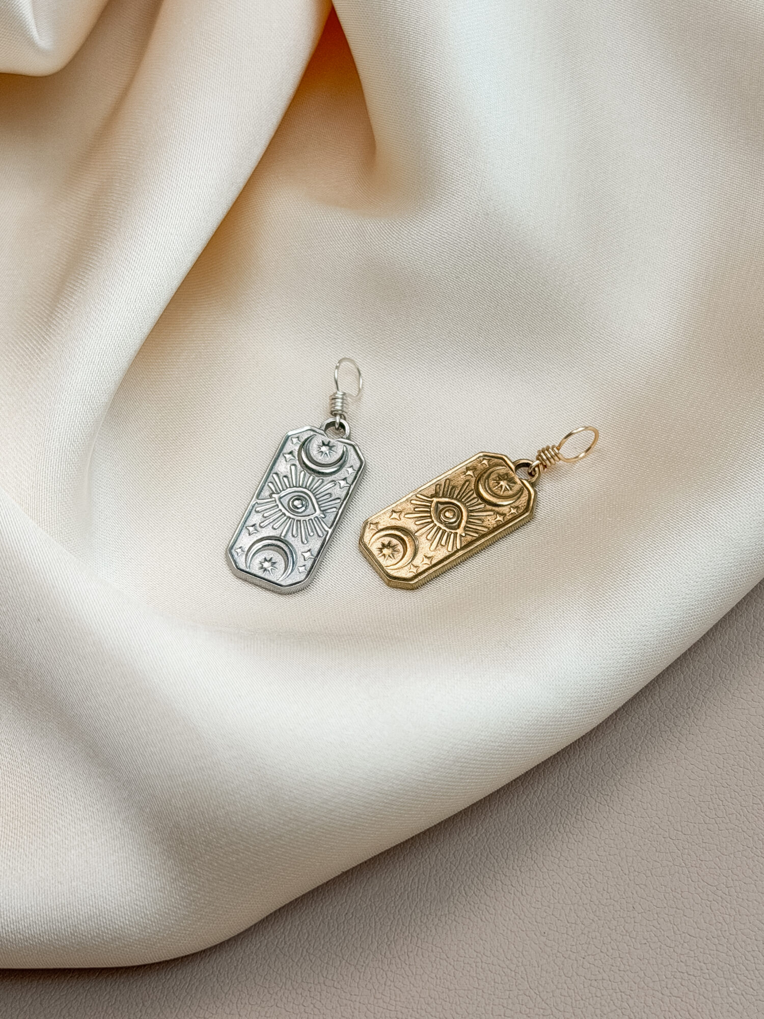 Kosmischer Blick ✨👁️ Der „Kosmische Blick“ verbindet Sonne, Mond, Stern und das innere Auge zu einem stillen Wegweiser. Er erinnert dich daran, dass Licht und Dunkelheit zusammengehören – und dass der klarste Kompass immer in dir selbst liegt. Dieses Symbol führt dich zurück zu deiner eigenen Wahrnehmung, zu deinem inneren Rhythmus und zu dem Vertrauen, das entsteht, wenn du dir selbst wieder zuhörst. ✨ Bedeutung von Kosmischer Blick Innere Klarheit: das Auge stärkt Intuition, Wahrnehmung und Selbstvertrauen Balance: Sonne und Mond vereinen Aktivität und Ruhe, Tag und Nacht Schutz: Sterne und Auge wirken wie ein kleiner Talisman für deinen Weg Wachstum: erinnert dich daran, mutig hinzusehen – auch in dir selbst Ausrichtung: unterstützt dich, Entscheidungen im eigenen Tempo zu treffen 🕊️ Affirmation „Ich vertraue meinem inneren Blick – klar, ruhig und wahr.“ Details zum Schmuck Gefertigt aus 18k vergoldetem // Edelstahl, ca. 30 x 10 mm groß und mit einer stabilen Öse versehen. Der Anhänger passt zu deiner YOUR.line Kette – aber auch an viele gängige Ketten und Schmuckstücke, die du bereits trägst. Ein kleiner Begleiter mit großer Bedeutung – minimalistisch, zeitlos und voller Kraft. 🤍 Lieferumfang: nur Anhänger