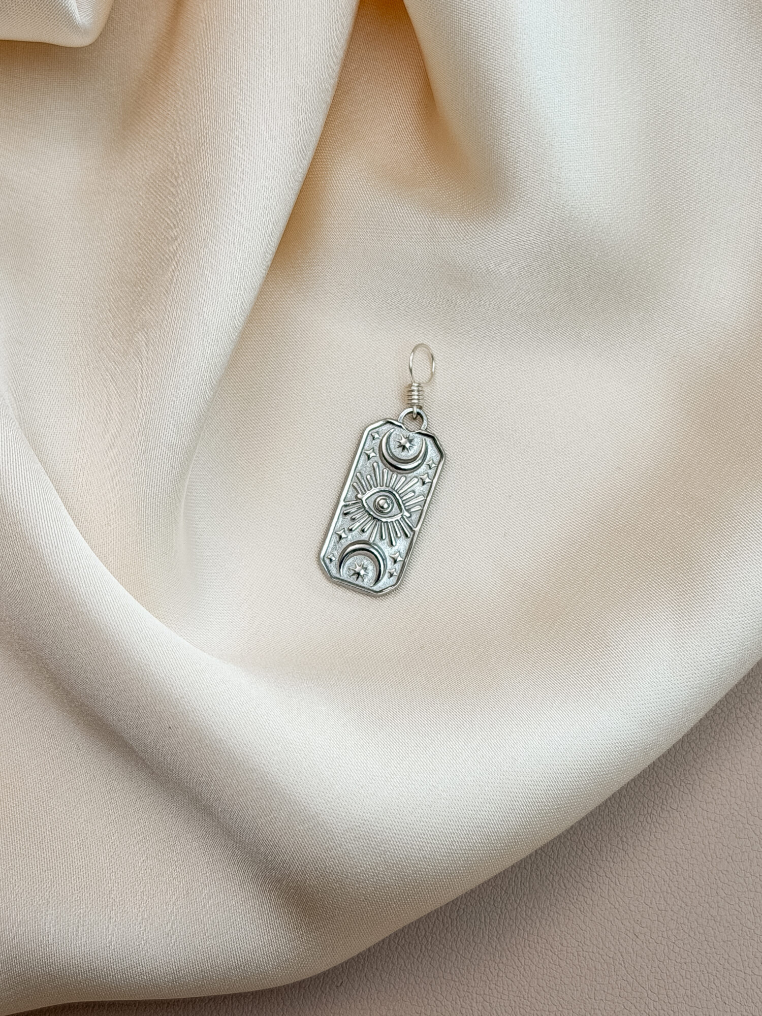 Kosmischer Blick ✨👁️ Der „Kosmische Blick“ verbindet Sonne, Mond, Stern und das innere Auge zu einem stillen Wegweiser. Er erinnert dich daran, dass Licht und Dunkelheit zusammengehören – und dass der klarste Kompass immer in dir selbst liegt. Dieses Symbol führt dich zurück zu deiner eigenen Wahrnehmung, zu deinem inneren Rhythmus und zu dem Vertrauen, das entsteht, wenn du dir selbst wieder zuhörst. ✨ Bedeutung von Kosmischer Blick Innere Klarheit: das Auge stärkt Intuition, Wahrnehmung und Selbstvertrauen Balance: Sonne und Mond vereinen Aktivität und Ruhe, Tag und Nacht Schutz: Sterne und Auge wirken wie ein kleiner Talisman für deinen Weg Wachstum: erinnert dich daran, mutig hinzusehen – auch in dir selbst Ausrichtung: unterstützt dich, Entscheidungen im eigenen Tempo zu treffen 🕊️ Affirmation „Ich vertraue meinem inneren Blick – klar, ruhig und wahr.“ Details zum Schmuck Gefertigt aus 18k vergoldetem // Edelstahl, ca. 30 x 10 mm groß und mit einer stabilen Öse versehen. Der Anhänger passt zu deiner YOUR.line Kette – aber auch an viele gängige Ketten und Schmuckstücke, die du bereits trägst. Ein kleiner Begleiter mit großer Bedeutung – minimalistisch, zeitlos und voller Kraft. 🤍 Lieferumfang: nur Anhänger