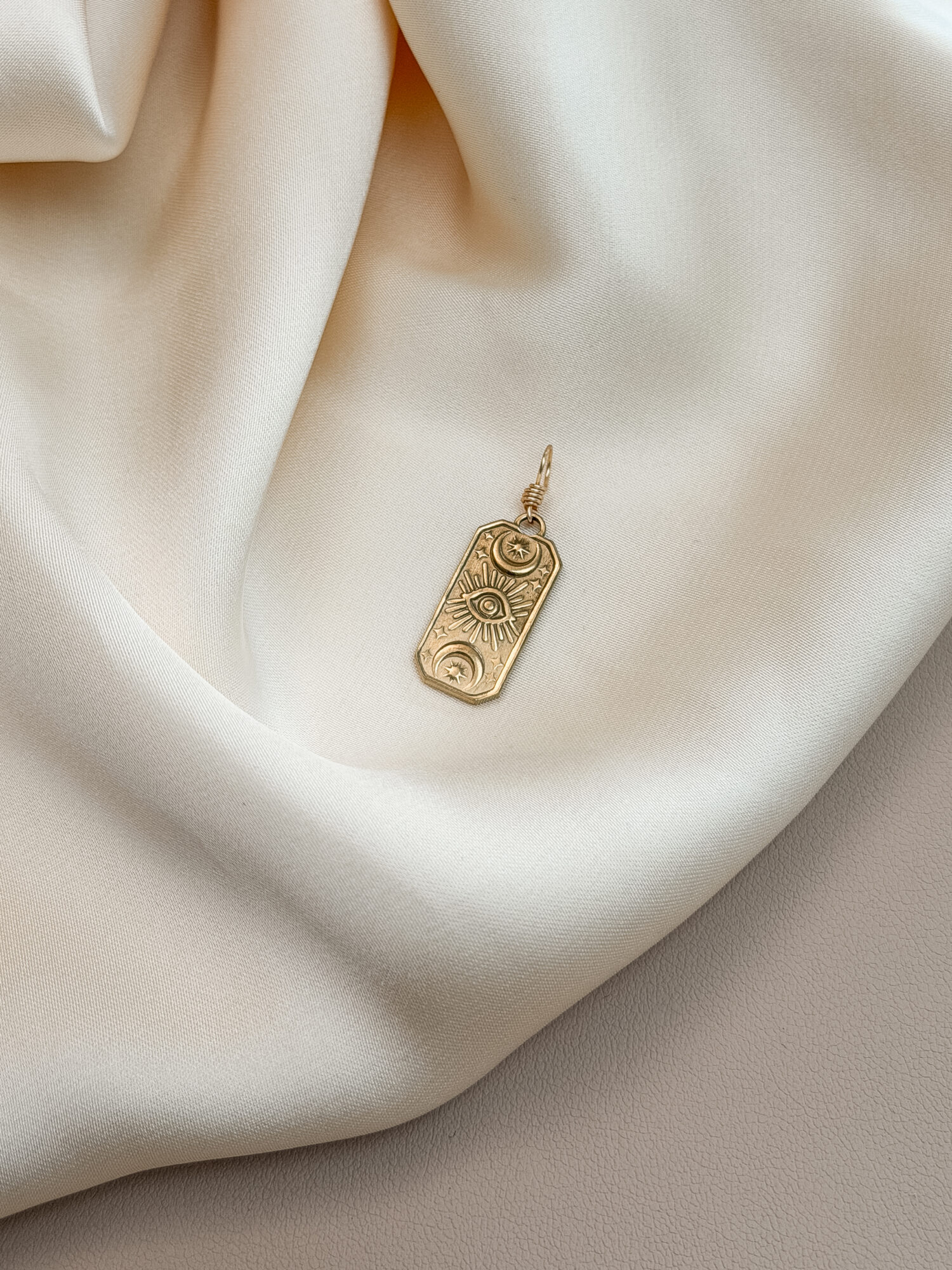 Kosmischer Blick ✨👁️ Der „Kosmische Blick“ verbindet Sonne, Mond, Stern und das innere Auge zu einem stillen Wegweiser. Er erinnert dich daran, dass Licht und Dunkelheit zusammengehören – und dass der klarste Kompass immer in dir selbst liegt. Dieses Symbol führt dich zurück zu deiner eigenen Wahrnehmung, zu deinem inneren Rhythmus und zu dem Vertrauen, das entsteht, wenn du dir selbst wieder zuhörst. ✨ Bedeutung von Kosmischer Blick Innere Klarheit: das Auge stärkt Intuition, Wahrnehmung und Selbstvertrauen Balance: Sonne und Mond vereinen Aktivität und Ruhe, Tag und Nacht Schutz: Sterne und Auge wirken wie ein kleiner Talisman für deinen Weg Wachstum: erinnert dich daran, mutig hinzusehen – auch in dir selbst Ausrichtung: unterstützt dich, Entscheidungen im eigenen Tempo zu treffen 🕊️ Affirmation „Ich vertraue meinem inneren Blick – klar, ruhig und wahr.“ Details zum Schmuck Gefertigt aus 18k vergoldetem // Edelstahl, ca. 30 x 10 mm groß und mit einer stabilen Öse versehen. Der Anhänger passt zu deiner YOUR.line Kette – aber auch an viele gängige Ketten und Schmuckstücke, die du bereits trägst. Ein kleiner Begleiter mit großer Bedeutung – minimalistisch, zeitlos und voller Kraft. 🤍 Lieferumfang: nur Anhänger