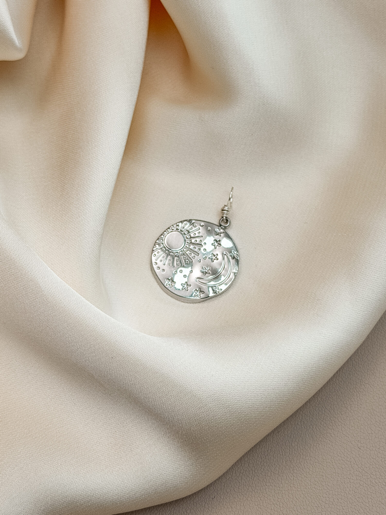 Sternenhimmel 🌌 Sternenhimmel vereint Sonne, Mond und Sterne – ein Symbol für das große Ganze, für Licht im Dunkel und die stille Verbindung zum Universum. Dieser Anhänger erinnert dich daran, dass du ein Teil von etwas Größerem bist – geführt, gehalten und verbunden mit Himmel, Erde und deinem inneren Licht. Wie ein Blick in den Nachthimmel lädt er dich ein, wieder zu träumen. Sich zu erinnern. Und dein Leuchten nicht zu vergessen – selbst dann, wenn es gerade dunkel ist. ✨ Bedeutung von Sternenhimmel: Sonne: für Lebenskraft, Wärme und Klarheit Mond: für Intuition, Rückzug und Wandel Sterne: für Führung, Hoffnung und Orientierung Kosmische Verbindung: du bist Teil des Universums – nicht getrennt, sondern verbunden Erinnerung an dein Licht: auch wenn es gerade Nacht ist – du leuchtest 🕊️ Affirmation: „Ich bin verbunden mit dem Sternenhimmel – geführt, getragen und voller Licht.“ Details zum Schmuck Material: PVD-Vakuumbeschichtung 304 Edelstahl 14K Echtgold plattiert  Größe: 23mm x 21mm und mit einer stabilen Öse versehen. Der Anhänger passt zu deiner YOUR.line Kette Ein kleiner Begleiter mit großer Bedeutung – minimalistisch, zeitlos und voller Kraft. 🤍 Lieferumfang: nur Anhänger