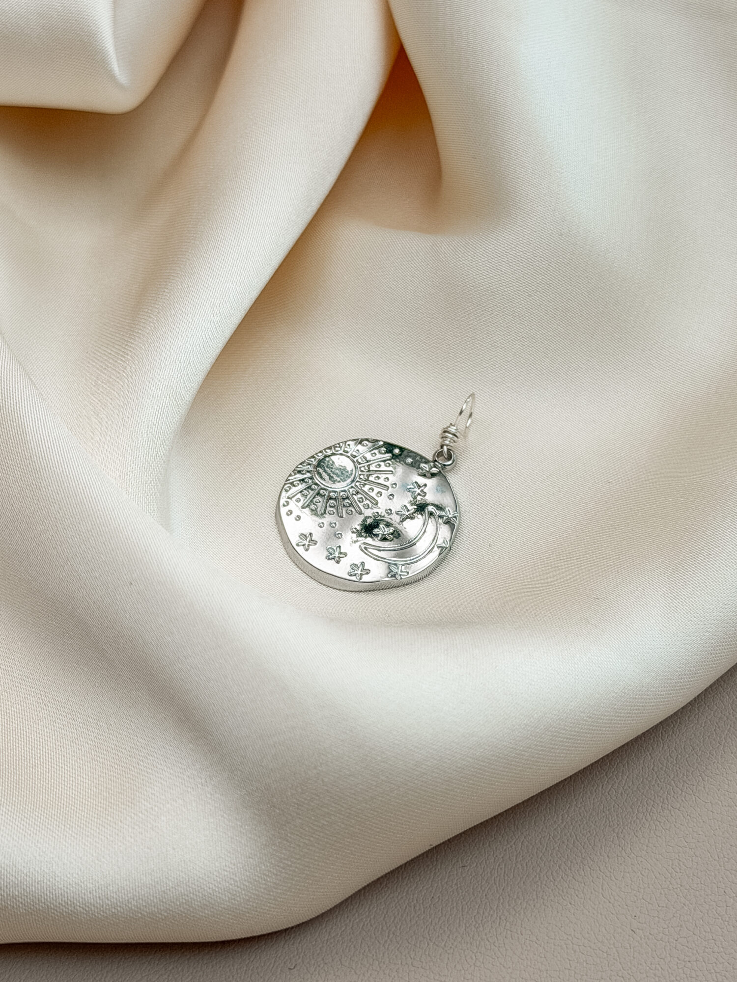 Sternenhimmel 🌌 Sternenhimmel vereint Sonne, Mond und Sterne – ein Symbol für das große Ganze, für Licht im Dunkel und die stille Verbindung zum Universum. Dieser Anhänger erinnert dich daran, dass du ein Teil von etwas Größerem bist – geführt, gehalten und verbunden mit Himmel, Erde und deinem inneren Licht. Wie ein Blick in den Nachthimmel lädt er dich ein, wieder zu träumen. Sich zu erinnern. Und dein Leuchten nicht zu vergessen – selbst dann, wenn es gerade dunkel ist. ✨ Bedeutung von Sternenhimmel: Sonne: für Lebenskraft, Wärme und Klarheit Mond: für Intuition, Rückzug und Wandel Sterne: für Führung, Hoffnung und Orientierung Kosmische Verbindung: du bist Teil des Universums – nicht getrennt, sondern verbunden Erinnerung an dein Licht: auch wenn es gerade Nacht ist – du leuchtest 🕊️ Affirmation: „Ich bin verbunden mit dem Sternenhimmel – geführt, getragen und voller Licht.“ Details zum Schmuck Material: PVD-Vakuumbeschichtung 304 Edelstahl 14K Echtgold plattiert  Größe: 23mm x 21mm und mit einer stabilen Öse versehen. Der Anhänger passt zu deiner YOUR.line Kette Ein kleiner Begleiter mit großer Bedeutung – minimalistisch, zeitlos und voller Kraft. 🤍 Lieferumfang: nur Anhänger