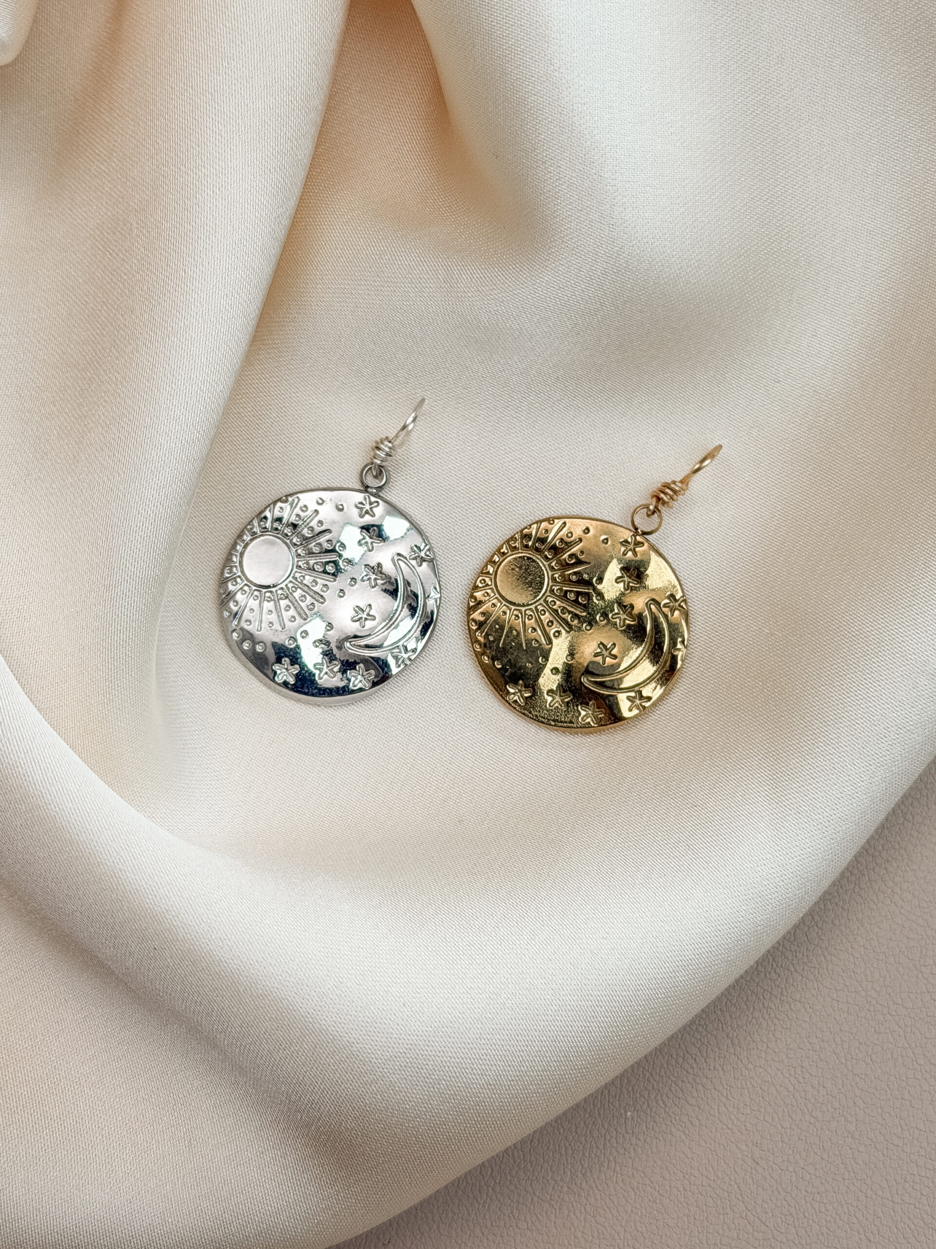 Sternenhimmel 🌌 Sternenhimmel vereint Sonne, Mond und Sterne – ein Symbol für das große Ganze, für Licht im Dunkel und die stille Verbindung zum Universum. Dieser Anhänger erinnert dich daran, dass du ein Teil von etwas Größerem bist – geführt, gehalten und verbunden mit Himmel, Erde und deinem inneren Licht. Wie ein Blick in den Nachthimmel lädt er dich ein, wieder zu träumen. Sich zu erinnern. Und dein Leuchten nicht zu vergessen – selbst dann, wenn es gerade dunkel ist. ✨ Bedeutung von Sternenhimmel: Sonne: für Lebenskraft, Wärme und Klarheit Mond: für Intuition, Rückzug und Wandel Sterne: für Führung, Hoffnung und Orientierung Kosmische Verbindung: du bist Teil des Universums – nicht getrennt, sondern verbunden Erinnerung an dein Licht: auch wenn es gerade Nacht ist – du leuchtest 🕊️ Affirmation: „Ich bin verbunden mit dem Sternenhimmel – geführt, getragen und voller Licht.“ Details zum Schmuck Material: PVD-Vakuumbeschichtung 304 Edelstahl 14K Echtgold plattiert  Größe: 23mm x 21mm und mit einer stabilen Öse versehen. Der Anhänger passt zu deiner YOUR.line Kette Ein kleiner Begleiter mit großer Bedeutung – minimalistisch, zeitlos und voller Kraft. 🤍 Lieferumfang: nur Anhänger