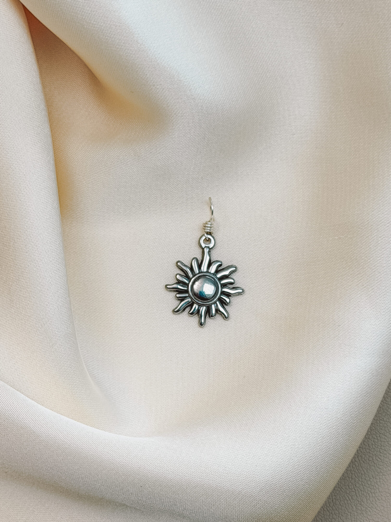 Sonne ☀️ Die Sonne steht für Kraft, Wärme und Lebensfreude. Sie schenkt Licht, macht sichtbar, was verborgen war, und erinnert dich daran, dass auch du leuchten darfst – in deiner ganzen Strahlkraft. Als Symbol begleitet dich die Sonne mit einer Energie, die nach außen wirkt: Mut, Ausstrahlung und Klarheit. Sie stärkt dein Selbstvertrauen, wärmt dein Herz und erinnert dich an deine Schöpferkraft. Die Sonne lädt dich ein, dich zu zeigen – ehrlich, offen und lebendig. ✨ Wirkung & Symbolik im Überblick: Lebenskraft: pure Energie, Wärme und Lebensfreude Selbstausdruck: dich zeigen, wie du wirklich bist Mut & Klarheit: Entscheidungen aus dem Herzen treffen Herzenergie: Licht und Liebe fließen lassen Schöpferkraft: du gestaltest dein Leben – jeden Tag neu 🕊️ Affirmation: „Ich strahle aus meinem Inneren – voller Licht, Wärme und Lebenskraft.“ Details zum Schmuck Material: 304 Edelstahl  Vergoldet Größe: 20 mm x 11 mm und mit einer stabilen 18k vergoldeten Kupferdraht Öse versehen Der Anhänger passt zu deiner YOUR.line Kette Ein kleiner Begleiter mit großer Bedeutung – minimalistisch, zeitlos und voller Kraft. 🤍 Lieferumfang: nur Anhänger