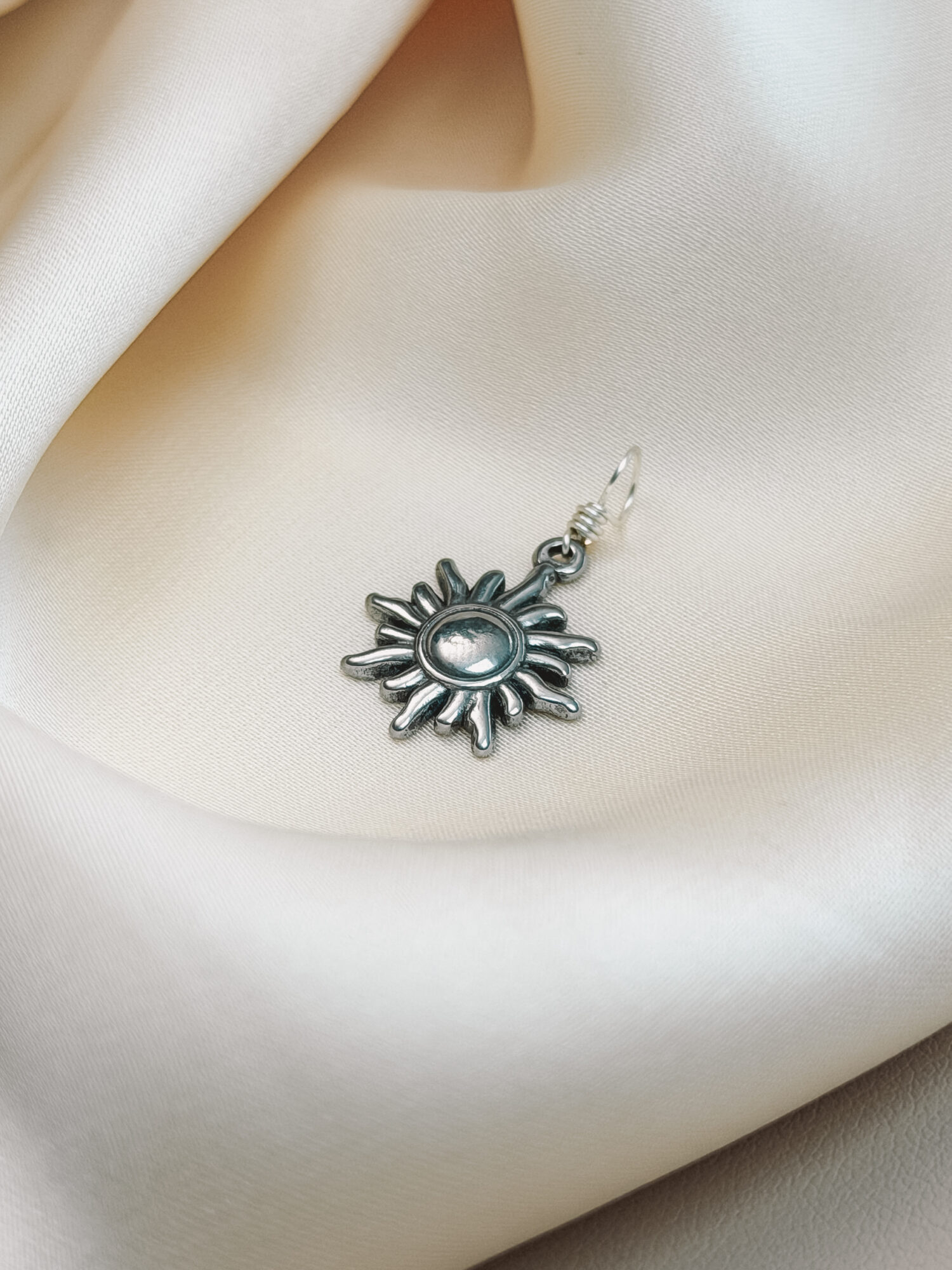 Sonne ☀️ Die Sonne steht für Kraft, Wärme und Lebensfreude. Sie schenkt Licht, macht sichtbar, was verborgen war, und erinnert dich daran, dass auch du leuchten darfst – in deiner ganzen Strahlkraft. Als Symbol begleitet dich die Sonne mit einer Energie, die nach außen wirkt: Mut, Ausstrahlung und Klarheit. Sie stärkt dein Selbstvertrauen, wärmt dein Herz und erinnert dich an deine Schöpferkraft. Die Sonne lädt dich ein, dich zu zeigen – ehrlich, offen und lebendig. ✨ Wirkung & Symbolik im Überblick: Lebenskraft: pure Energie, Wärme und Lebensfreude Selbstausdruck: dich zeigen, wie du wirklich bist Mut & Klarheit: Entscheidungen aus dem Herzen treffen Herzenergie: Licht und Liebe fließen lassen Schöpferkraft: du gestaltest dein Leben – jeden Tag neu 🕊️ Affirmation: „Ich strahle aus meinem Inneren – voller Licht, Wärme und Lebenskraft.“ Details zum Schmuck Material: 304 Edelstahl  Vergoldet Größe: 20 mm x 11 mm und mit einer stabilen 18k vergoldeten Kupferdraht Öse versehen Der Anhänger passt zu deiner YOUR.line Kette Ein kleiner Begleiter mit großer Bedeutung – minimalistisch, zeitlos und voller Kraft. 🤍 Lieferumfang: nur Anhänger