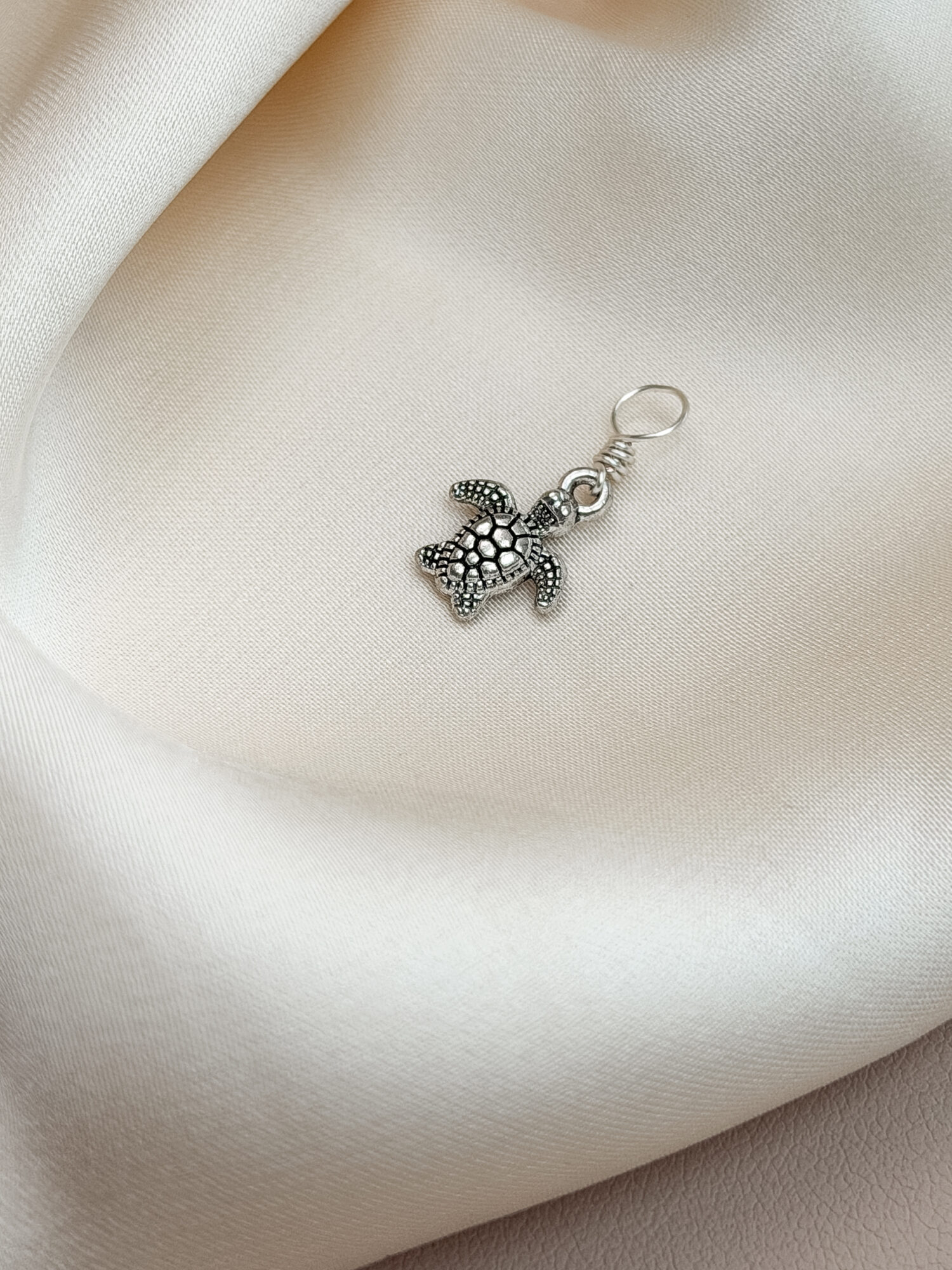 Schutzschild 🛡️ Die Schildkröte als Symbol für Schutz, Ruhe und innere Stärke Langsam, aber stetig – die Schildkröte trägt ihr Zuhause immer bei sich. Sie erinnert dich daran, dass du dich jederzeit zurückziehen darfst, um neue Kraft zu schöpfen. Ihr Panzer schützt nicht nur ihren Körper, sondern steht auch sinnbildlich für deinen persönlichen Raum, deine Grenzen und deine Stabilität. Der Anhänger Schutzschild begleitet dich als ruhiger Talisman auf deinem Weg – er lädt dich ein, dich selbst zu schützen, deinen eigenen Rhythmus zu achten und dich nicht aus der Ruhe bringen zu lassen. ⸻ ✨ Bedeutung von Schutzschild: • Schutz & Geborgenheit: Du darfst dich sicher fühlen – in dir selbst • Grenzen: Du bestimmst, was dir guttut und was nicht • Stabilität: Deine Ruhe ist deine Kraft • Geduld & Ausdauer: Schritt für Schritt – du kommst an • Weisheit: Die Schildkröte gilt in vielen Kulturen als Symbol für tiefes Wissen und Erdverbundenheit ⸻ 🕊️ Affirmation: „Ich bin geschützt, getragen und fest in mir verwurzelt.“