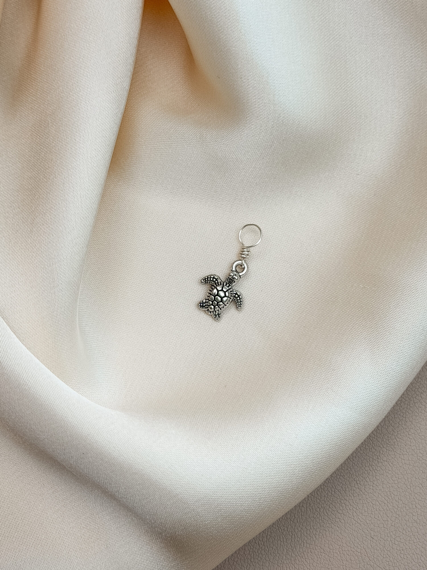 Schutzschild 🛡️ Die Schildkröte als Symbol für Schutz, Ruhe und innere Stärke Langsam, aber stetig – die Schildkröte trägt ihr Zuhause immer bei sich. Sie erinnert dich daran, dass du dich jederzeit zurückziehen darfst, um neue Kraft zu schöpfen. Ihr Panzer schützt nicht nur ihren Körper, sondern steht auch sinnbildlich für deinen persönlichen Raum, deine Grenzen und deine Stabilität. Der Anhänger Schutzschild begleitet dich als ruhiger Talisman auf deinem Weg – er lädt dich ein, dich selbst zu schützen, deinen eigenen Rhythmus zu achten und dich nicht aus der Ruhe bringen zu lassen. ⸻ ✨ Bedeutung von Schutzschild: • Schutz & Geborgenheit: Du darfst dich sicher fühlen – in dir selbst • Grenzen: Du bestimmst, was dir guttut und was nicht • Stabilität: Deine Ruhe ist deine Kraft • Geduld & Ausdauer: Schritt für Schritt – du kommst an • Weisheit: Die Schildkröte gilt in vielen Kulturen als Symbol für tiefes Wissen und Erdverbundenheit ⸻ 🕊️ Affirmation: „Ich bin geschützt, getragen und fest in mir verwurzelt.“