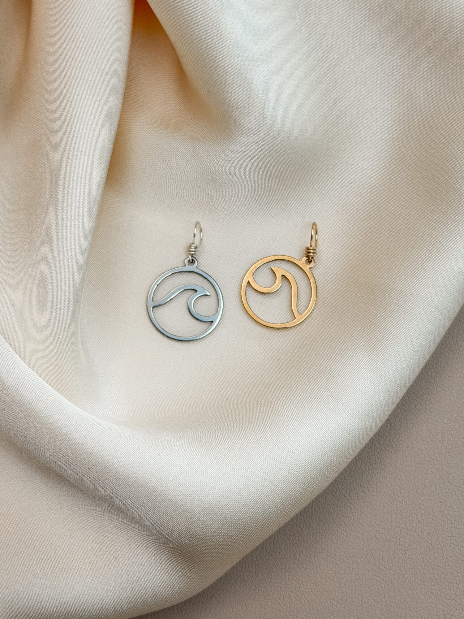 Die Tiefe der Welle 🌊✨ „Die Tiefe der Welle“ erinnert dich daran, wo echte Kraft entsteht: nicht oben an der Oberfläche, sondern tief darunter. Die Welle trägt ihre Stärke im Unsichtbaren – still, konzentriert, ehrlich. Dieser Anhänger verbindet dich mit dieser inneren Bewegung. Mit dem Ort in dir, an dem Kraft entsteht, bevor sie Form annimmt. Eine Erinnerung daran, dass dein Weg aus deiner Tiefe kommt – und dass du mehr getragen wirst, als du glaubst. ✨ Bedeutung von Die Tiefe der Welle Innere Kraft: Stärke, die sich nicht zeigt, aber alles bewegt Tiefe: Verbindung zu deinen Emotionen, deinem Kern, deiner Wahrheit Unsichtbare Energie: wie die Kraft, die unter jeder Welle lebt Zentrierung: zurück zu dir, in deinen eigenen Rhythmus Bewegung: sanfte, natürliche Veränderung ohne Druck 🕊️ Affirmation „Meine Kraft entsteht in der Tiefe – ruhig, wahr und stark.“ Details zum Schmuck Gefertigt aus 18k vergoldetem // Edelstahl, ca. 25 x 15 mm groß und mit einer stabilen Öse versehen. Der Anhänger passt zu deiner YOUR.line Kette – aber auch an viele gängige Ketten und Schmuckstücke, die du bereits trägst. Ein kleiner Begleiter mit großer Bedeutung – minimalistisch, zeitlos und voller Kraft. 🤍 Lieferumfang: nur Anhänger