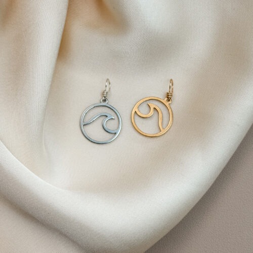 Die Tiefe der Welle 🌊✨ „Die Tiefe der Welle“ erinnert dich daran, wo echte Kraft entsteht: nicht oben an der Oberfläche, sondern tief darunter. Die Welle trägt ihre Stärke im Unsichtbaren – still, konzentriert, ehrlich. Dieser Anhänger verbindet dich mit dieser inneren Bewegung. Mit dem Ort in dir, an dem Kraft entsteht, bevor sie Form annimmt. Eine Erinnerung daran, dass dein Weg aus deiner Tiefe kommt – und dass du mehr getragen wirst, als du glaubst. ✨ Bedeutung von Die Tiefe der Welle Innere Kraft: Stärke, die sich nicht zeigt, aber alles bewegt Tiefe: Verbindung zu deinen Emotionen, deinem Kern, deiner Wahrheit Unsichtbare Energie: wie die Kraft, die unter jeder Welle lebt Zentrierung: zurück zu dir, in deinen eigenen Rhythmus Bewegung: sanfte, natürliche Veränderung ohne Druck 🕊️ Affirmation „Meine Kraft entsteht in der Tiefe – ruhig, wahr und stark.“ Details zum Schmuck Gefertigt aus 18k vergoldetem // Edelstahl, ca. 25 x 15 mm groß und mit einer stabilen Öse versehen. Der Anhänger passt zu deiner YOUR.line Kette – aber auch an viele gängige Ketten und Schmuckstücke, die du bereits trägst. Ein kleiner Begleiter mit großer Bedeutung – minimalistisch, zeitlos und voller Kraft. 🤍 Lieferumfang: nur Anhänger