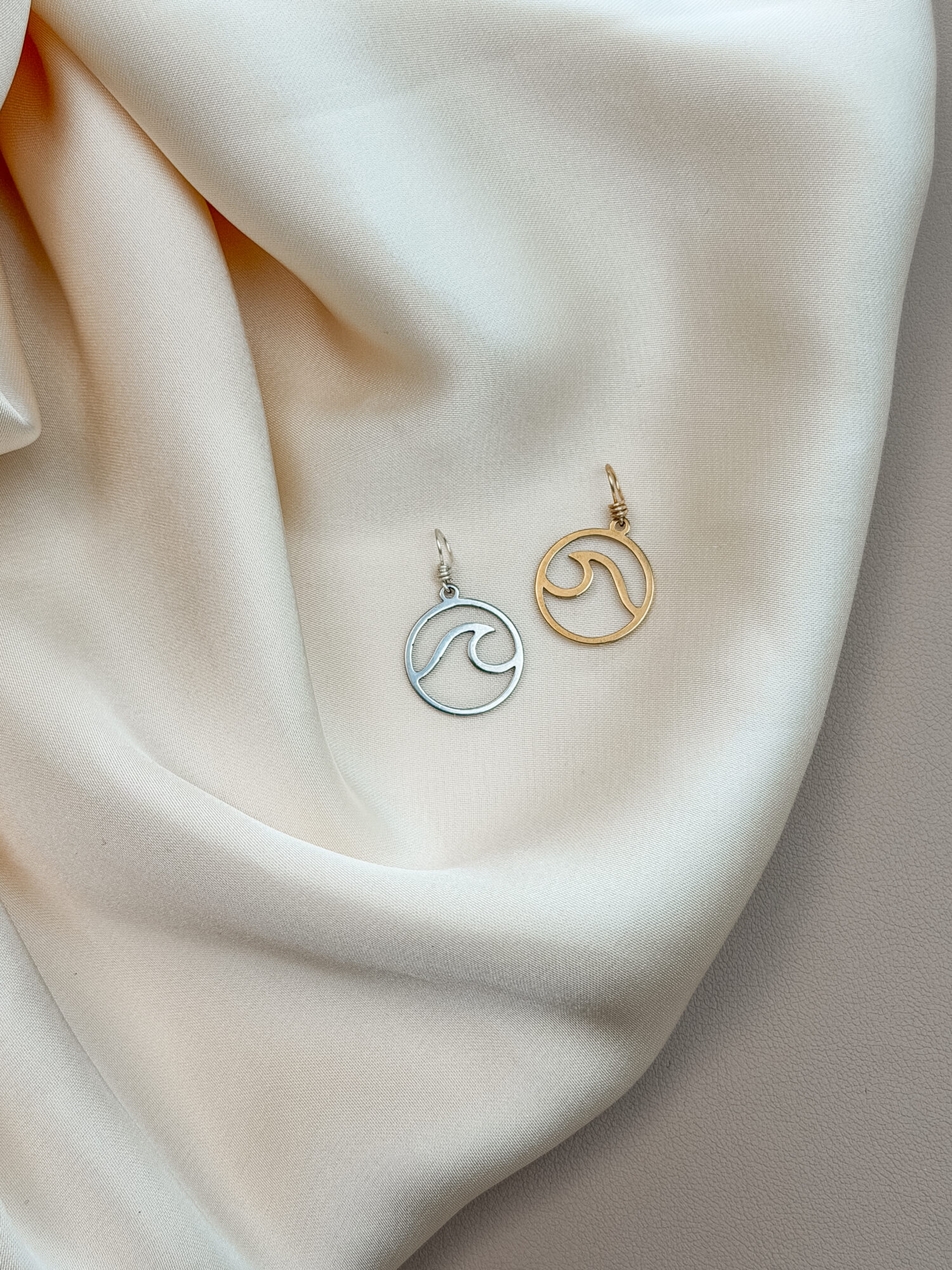 Die Tiefe der Welle 🌊✨ „Die Tiefe der Welle“ erinnert dich daran, wo echte Kraft entsteht: nicht oben an der Oberfläche, sondern tief darunter. Die Welle trägt ihre Stärke im Unsichtbaren – still, konzentriert, ehrlich. Dieser Anhänger verbindet dich mit dieser inneren Bewegung. Mit dem Ort in dir, an dem Kraft entsteht, bevor sie Form annimmt. Eine Erinnerung daran, dass dein Weg aus deiner Tiefe kommt – und dass du mehr getragen wirst, als du glaubst. ✨ Bedeutung von Die Tiefe der Welle Innere Kraft: Stärke, die sich nicht zeigt, aber alles bewegt Tiefe: Verbindung zu deinen Emotionen, deinem Kern, deiner Wahrheit Unsichtbare Energie: wie die Kraft, die unter jeder Welle lebt Zentrierung: zurück zu dir, in deinen eigenen Rhythmus Bewegung: sanfte, natürliche Veränderung ohne Druck 🕊️ Affirmation „Meine Kraft entsteht in der Tiefe – ruhig, wahr und stark.“ Details zum Schmuck Gefertigt aus 18k vergoldetem // Edelstahl, ca. 25 x 15 mm groß und mit einer stabilen Öse versehen. Der Anhänger passt zu deiner YOUR.line Kette – aber auch an viele gängige Ketten und Schmuckstücke, die du bereits trägst. Ein kleiner Begleiter mit großer Bedeutung – minimalistisch, zeitlos und voller Kraft. 🤍 Lieferumfang: nur Anhänger