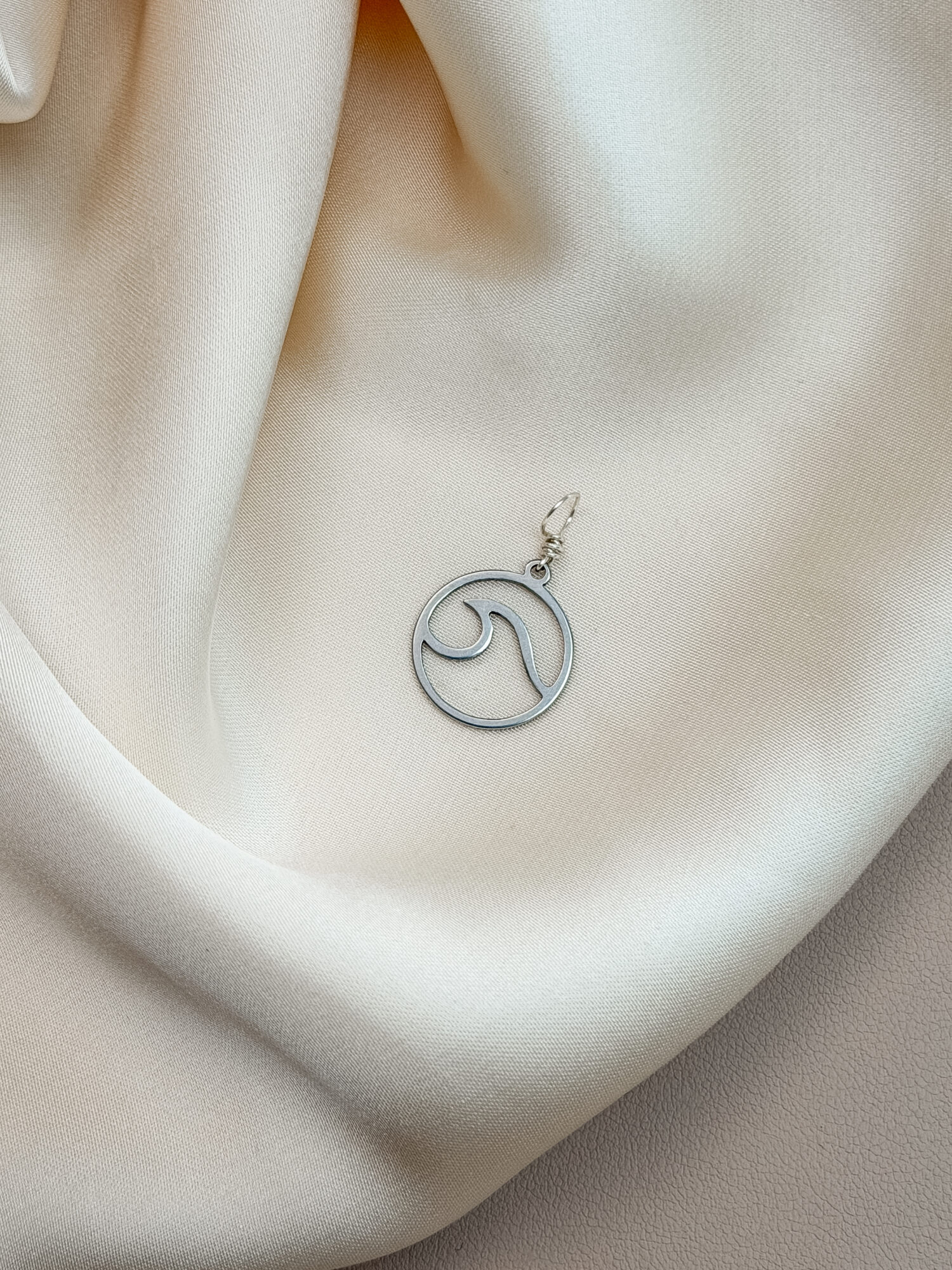 Die Tiefe der Welle 🌊✨ „Die Tiefe der Welle“ erinnert dich daran, wo echte Kraft entsteht: nicht oben an der Oberfläche, sondern tief darunter. Die Welle trägt ihre Stärke im Unsichtbaren – still, konzentriert, ehrlich. Dieser Anhänger verbindet dich mit dieser inneren Bewegung. Mit dem Ort in dir, an dem Kraft entsteht, bevor sie Form annimmt. Eine Erinnerung daran, dass dein Weg aus deiner Tiefe kommt – und dass du mehr getragen wirst, als du glaubst. ✨ Bedeutung von Die Tiefe der Welle Innere Kraft: Stärke, die sich nicht zeigt, aber alles bewegt Tiefe: Verbindung zu deinen Emotionen, deinem Kern, deiner Wahrheit Unsichtbare Energie: wie die Kraft, die unter jeder Welle lebt Zentrierung: zurück zu dir, in deinen eigenen Rhythmus Bewegung: sanfte, natürliche Veränderung ohne Druck 🕊️ Affirmation „Meine Kraft entsteht in der Tiefe – ruhig, wahr und stark.“ Details zum Schmuck Gefertigt aus 18k vergoldetem // Edelstahl, ca. 25 x 15 mm groß und mit einer stabilen Öse versehen. Der Anhänger passt zu deiner YOUR.line Kette – aber auch an viele gängige Ketten und Schmuckstücke, die du bereits trägst. Ein kleiner Begleiter mit großer Bedeutung – minimalistisch, zeitlos und voller Kraft. 🤍 Lieferumfang: nur Anhänger