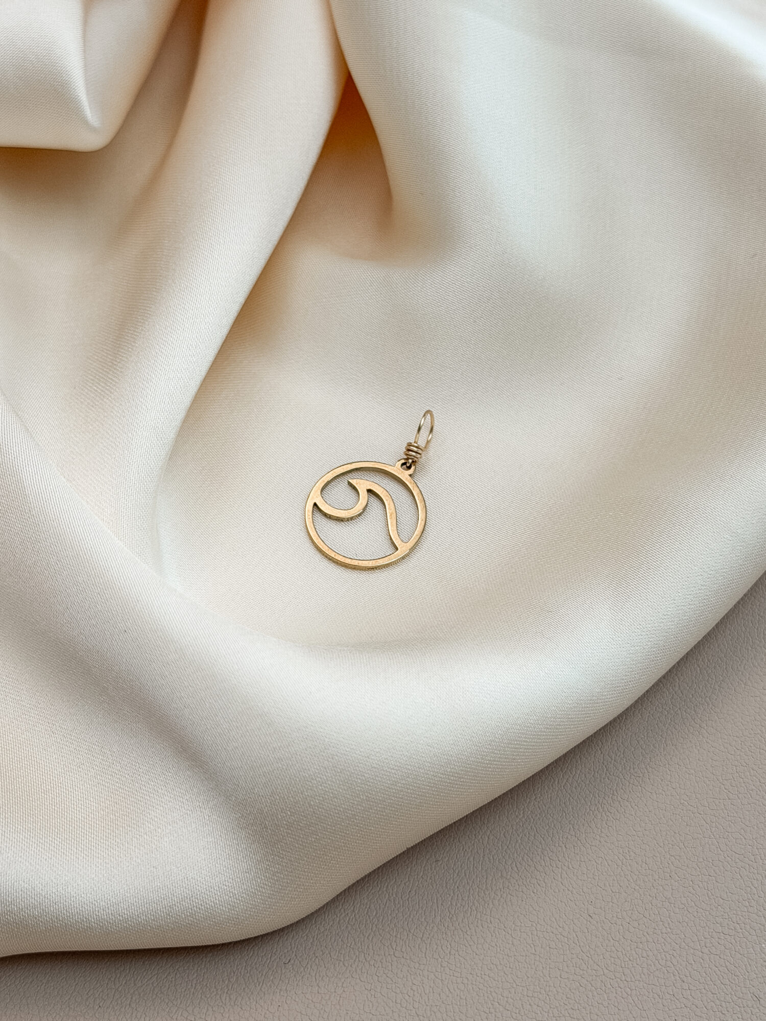 Die Tiefe der Welle 🌊✨ „Die Tiefe der Welle“ erinnert dich daran, wo echte Kraft entsteht: nicht oben an der Oberfläche, sondern tief darunter. Die Welle trägt ihre Stärke im Unsichtbaren – still, konzentriert, ehrlich. Dieser Anhänger verbindet dich mit dieser inneren Bewegung. Mit dem Ort in dir, an dem Kraft entsteht, bevor sie Form annimmt. Eine Erinnerung daran, dass dein Weg aus deiner Tiefe kommt – und dass du mehr getragen wirst, als du glaubst. ✨ Bedeutung von Die Tiefe der Welle Innere Kraft: Stärke, die sich nicht zeigt, aber alles bewegt Tiefe: Verbindung zu deinen Emotionen, deinem Kern, deiner Wahrheit Unsichtbare Energie: wie die Kraft, die unter jeder Welle lebt Zentrierung: zurück zu dir, in deinen eigenen Rhythmus Bewegung: sanfte, natürliche Veränderung ohne Druck 🕊️ Affirmation „Meine Kraft entsteht in der Tiefe – ruhig, wahr und stark.“ Details zum Schmuck Gefertigt aus 18k vergoldetem // Edelstahl, ca. 25 x 15 mm groß und mit einer stabilen Öse versehen. Der Anhänger passt zu deiner YOUR.line Kette – aber auch an viele gängige Ketten und Schmuckstücke, die du bereits trägst. Ein kleiner Begleiter mit großer Bedeutung – minimalistisch, zeitlos und voller Kraft. 🤍 Lieferumfang: nur Anhänger