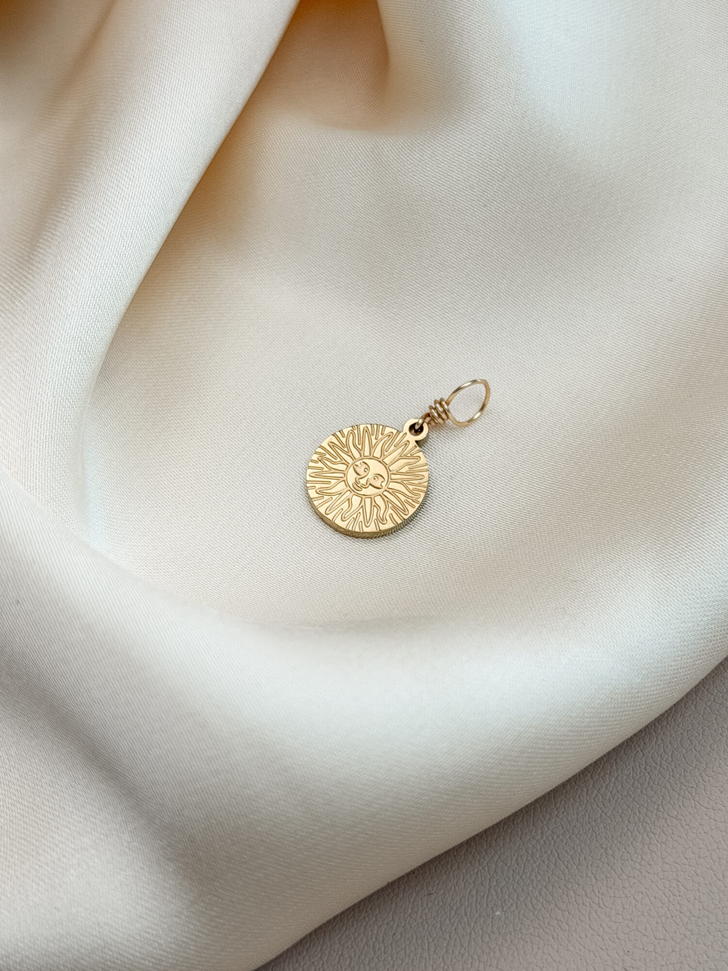 Sonne ☀️ Die Sonne steht für Kraft, Wärme und Lebensfreude. Sie schenkt Licht, macht sichtbar, was verborgen war, und erinnert dich daran, dass auch du leuchten darfst – in deiner ganzen Strahlkraft. Als Symbol begleitet dich die Sonne mit einer Energie, die nach außen wirkt: Mut, Ausstrahlung und Klarheit. Sie stärkt dein Selbstvertrauen, wärmt dein Herz und erinnert dich an deine Schöpferkraft. Die Sonne lädt dich ein, dich zu zeigen – ehrlich, offen und lebendig. ✨ Wirkung & Symbolik im Überblick: Lebenskraft: pure Energie, Wärme und Lebensfreude Selbstausdruck: dich zeigen, wie du wirklich bist Mut & Klarheit: Entscheidungen aus dem Herzen treffen Herzenergie: Licht und Liebe fließen lassen Schöpferkraft: du gestaltest dein Leben – jeden Tag neu 🕊️ Affirmation: „Ich strahle aus meinem Inneren – voller Licht, Wärme und Lebenskraft.“ Details zum Schmuck Material: 304 Edelstahl  Vergoldet Größe: 20 mm x 11 mm und mit einer stabilen 18k vergoldeten Kupferdraht Öse versehen Der Anhänger passt zu deiner YOUR.line Kette Ein kleiner Begleiter mit großer Bedeutung – minimalistisch, zeitlos und voller Kraft. 🤍 Lieferumfang: nur Anhänger