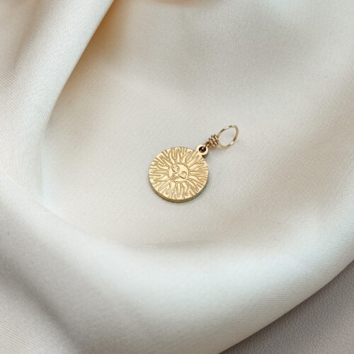 Sonne ☀️ Die Sonne steht für Kraft, Wärme und Lebensfreude. Sie schenkt Licht, macht sichtbar, was verborgen war, und erinnert dich daran, dass auch du leuchten darfst – in deiner ganzen Strahlkraft. Als Symbol begleitet dich die Sonne mit einer Energie, die nach außen wirkt: Mut, Ausstrahlung und Klarheit. Sie stärkt dein Selbstvertrauen, wärmt dein Herz und erinnert dich an deine Schöpferkraft. Die Sonne lädt dich ein, dich zu zeigen – ehrlich, offen und lebendig. ✨ Wirkung & Symbolik im Überblick: Lebenskraft: pure Energie, Wärme und Lebensfreude Selbstausdruck: dich zeigen, wie du wirklich bist Mut & Klarheit: Entscheidungen aus dem Herzen treffen Herzenergie: Licht und Liebe fließen lassen Schöpferkraft: du gestaltest dein Leben – jeden Tag neu 🕊️ Affirmation: „Ich strahle aus meinem Inneren – voller Licht, Wärme und Lebenskraft.“ Details zum Schmuck Material: 304 Edelstahl  Vergoldet Größe: 20 mm x 11 mm und mit einer stabilen 18k vergoldeten Kupferdraht Öse versehen Der Anhänger passt zu deiner YOUR.line Kette Ein kleiner Begleiter mit großer Bedeutung – minimalistisch, zeitlos und voller Kraft. 🤍 Lieferumfang: nur Anhänger