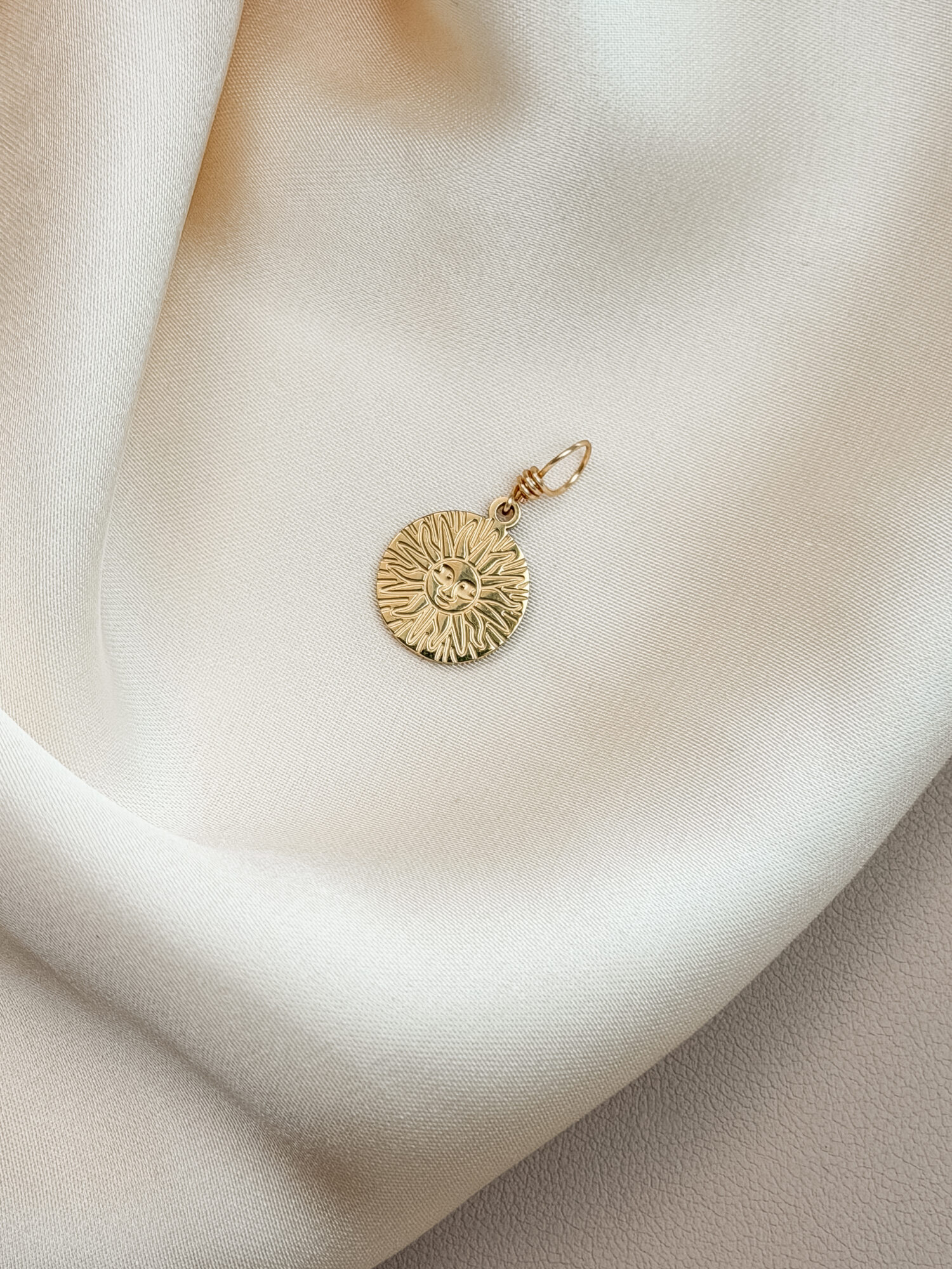 Sonne ☀️ Die Sonne steht für Kraft, Wärme und Lebensfreude. Sie schenkt Licht, macht sichtbar, was verborgen war, und erinnert dich daran, dass auch du leuchten darfst – in deiner ganzen Strahlkraft. Als Symbol begleitet dich die Sonne mit einer Energie, die nach außen wirkt: Mut, Ausstrahlung und Klarheit. Sie stärkt dein Selbstvertrauen, wärmt dein Herz und erinnert dich an deine Schöpferkraft. Die Sonne lädt dich ein, dich zu zeigen – ehrlich, offen und lebendig. ✨ Wirkung & Symbolik im Überblick: Lebenskraft: pure Energie, Wärme und Lebensfreude Selbstausdruck: dich zeigen, wie du wirklich bist Mut & Klarheit: Entscheidungen aus dem Herzen treffen Herzenergie: Licht und Liebe fließen lassen Schöpferkraft: du gestaltest dein Leben – jeden Tag neu 🕊️ Affirmation: „Ich strahle aus meinem Inneren – voller Licht, Wärme und Lebenskraft.“ Details zum Schmuck Material: 304 Edelstahl  Vergoldet Größe: 20 mm x 11 mm und mit einer stabilen 18k vergoldeten Kupferdraht Öse versehen Der Anhänger passt zu deiner YOUR.line Kette Ein kleiner Begleiter mit großer Bedeutung – minimalistisch, zeitlos und voller Kraft. 🤍 Lieferumfang: nur Anhänger