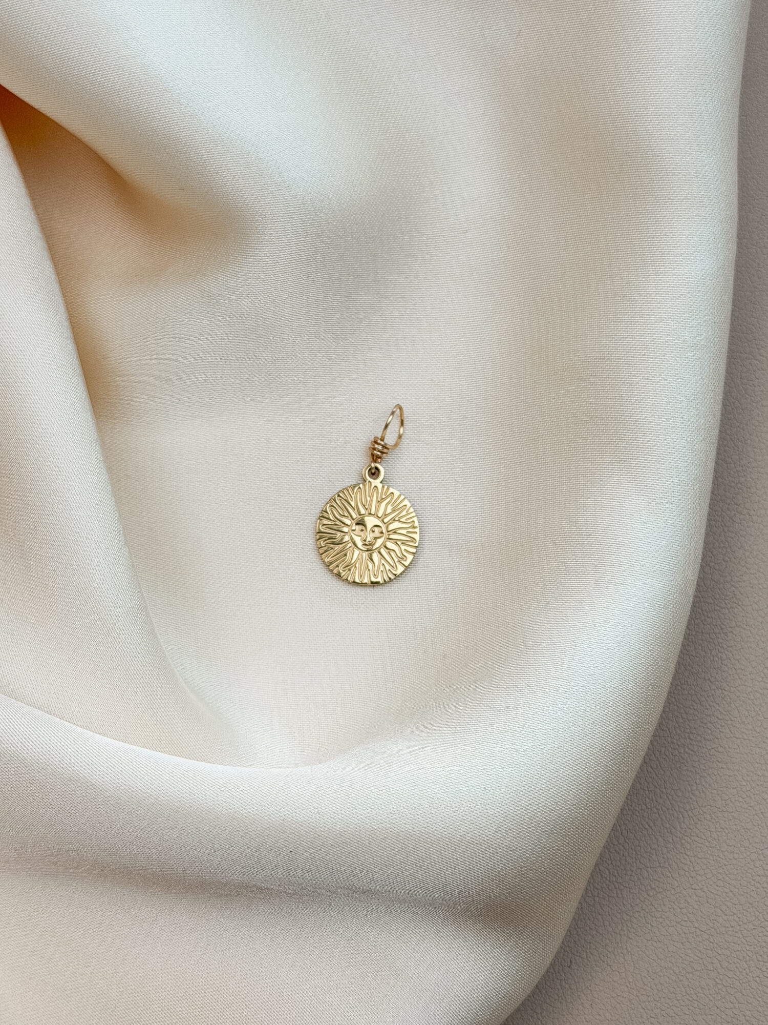 Sonne ☀️ Die Sonne steht für Kraft, Wärme und Lebensfreude. Sie schenkt Licht, macht sichtbar, was verborgen war, und erinnert dich daran, dass auch du leuchten darfst – in deiner ganzen Strahlkraft. Als Symbol begleitet dich die Sonne mit einer Energie, die nach außen wirkt: Mut, Ausstrahlung und Klarheit. Sie stärkt dein Selbstvertrauen, wärmt dein Herz und erinnert dich an deine Schöpferkraft. Die Sonne lädt dich ein, dich zu zeigen – ehrlich, offen und lebendig. ✨ Wirkung & Symbolik im Überblick: Lebenskraft: pure Energie, Wärme und Lebensfreude Selbstausdruck: dich zeigen, wie du wirklich bist Mut & Klarheit: Entscheidungen aus dem Herzen treffen Herzenergie: Licht und Liebe fließen lassen Schöpferkraft: du gestaltest dein Leben – jeden Tag neu 🕊️ Affirmation: „Ich strahle aus meinem Inneren – voller Licht, Wärme und Lebenskraft.“ Details zum Schmuck Material: 304 Edelstahl  Vergoldet Größe: 20 mm x 11 mm und mit einer stabilen 18k vergoldeten Kupferdraht Öse versehen Der Anhänger passt zu deiner YOUR.line Kette Ein kleiner Begleiter mit großer Bedeutung – minimalistisch, zeitlos und voller Kraft. 🤍 Lieferumfang: nur Anhänger