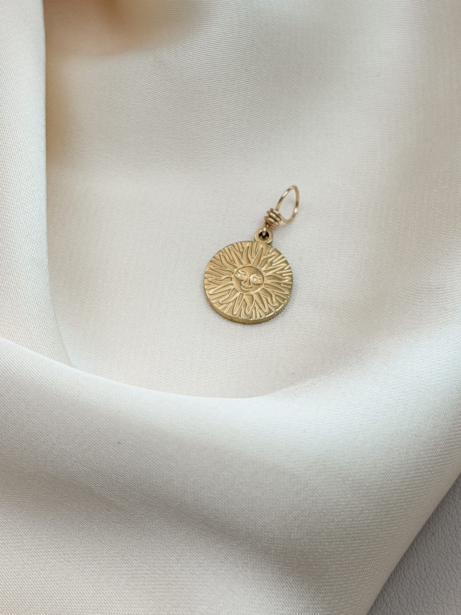 Sonne ☀️ Die Sonne steht für Kraft, Wärme und Lebensfreude. Sie schenkt Licht, macht sichtbar, was verborgen war, und erinnert dich daran, dass auch du leuchten darfst – in deiner ganzen Strahlkraft. Als Symbol begleitet dich die Sonne mit einer Energie, die nach außen wirkt: Mut, Ausstrahlung und Klarheit. Sie stärkt dein Selbstvertrauen, wärmt dein Herz und erinnert dich an deine Schöpferkraft. Die Sonne lädt dich ein, dich zu zeigen – ehrlich, offen und lebendig. ✨ Wirkung & Symbolik im Überblick: Lebenskraft: pure Energie, Wärme und Lebensfreude Selbstausdruck: dich zeigen, wie du wirklich bist Mut & Klarheit: Entscheidungen aus dem Herzen treffen Herzenergie: Licht und Liebe fließen lassen Schöpferkraft: du gestaltest dein Leben – jeden Tag neu 🕊️ Affirmation: „Ich strahle aus meinem Inneren – voller Licht, Wärme und Lebenskraft.“ Details zum Schmuck Material: 304 Edelstahl  Vergoldet Größe: 20 mm x 11 mm und mit einer stabilen 18k vergoldeten Kupferdraht Öse versehen Der Anhänger passt zu deiner YOUR.line Kette Ein kleiner Begleiter mit großer Bedeutung – minimalistisch, zeitlos und voller Kraft. 🤍 Lieferumfang: nur Anhänger