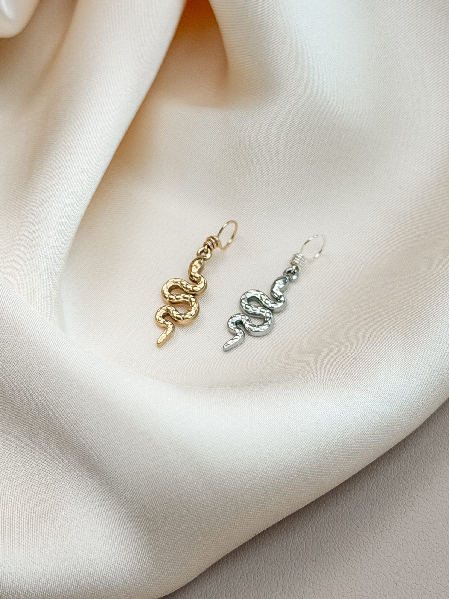 Erwachen 🐍🌞 „Erwachen“ steht für die Kraft des Neubeginns – wenn das Licht der Sonne auf etwas trifft, das lange verborgen war. Die Schlange als uraltes Symbol von Heilung, Transformation und Lebensenergie schlängelt sich hier dem Licht entgegen. Sie erinnert dich daran: In dir schlummert eine Kraft, die darauf wartet, zu erwachen. Der Anhänger begleitet dich auf deinem Weg des inneren Wachstums. Vielleicht spürst du, dass sich etwas in dir verändert – leise, aber kraftvoll. Ein Zyklus geht zu Ende, und du darfst dich neu ausrichten. Mit jedem Tag wächst dein Bewusstsein, deine Klarheit, dein Mut, dein Licht. ✨ Bedeutung von Erwachen: Transformation: Die Schlange steht für Wandel und Erneuerung Lebensenergie: Du verbindest dich mit deiner inneren Kraft Bewusstsein: Neues darf entstehen – aus deinem Innersten heraus Heilung: Du streifst ab, was nicht mehr zu dir gehört Sonnenkraft: Das Licht erinnert dich an deinen Weg 🕊️ Affirmation: „Ich erwache in meine Kraft – hell, lebendig und voller Vertrauen.“ Details zum Schmuck Material: PVD-Vakuumbeschichtung 304 Edelstahl 14K Echtgold plattiert Größe: 18mm x 16mm und mit einer stabilen Öse aus vergoldetem Kupferdraht versehen. Der Anhänger passt zu deiner YOUR.line Kette Ein kleiner Begleiter mit großer Bedeutung – minimalistisch, zeitlos und voller Kraft. 🤍 Lieferumfang: nur Anhänger