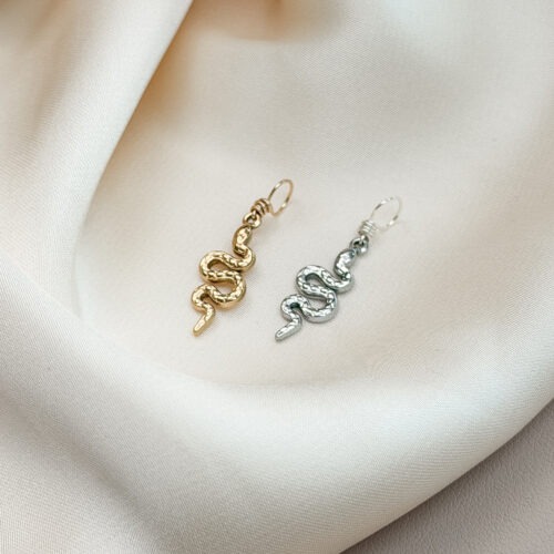 Erwachen 🐍🌞 „Erwachen“ steht für die Kraft des Neubeginns – wenn das Licht der Sonne auf etwas trifft, das lange verborgen war. Die Schlange als uraltes Symbol von Heilung, Transformation und Lebensenergie schlängelt sich hier dem Licht entgegen. Sie erinnert dich daran: In dir schlummert eine Kraft, die darauf wartet, zu erwachen. Der Anhänger begleitet dich auf deinem Weg des inneren Wachstums. Vielleicht spürst du, dass sich etwas in dir verändert – leise, aber kraftvoll. Ein Zyklus geht zu Ende, und du darfst dich neu ausrichten. Mit jedem Tag wächst dein Bewusstsein, deine Klarheit, dein Mut, dein Licht. ✨ Bedeutung von Erwachen: Transformation: Die Schlange steht für Wandel und Erneuerung Lebensenergie: Du verbindest dich mit deiner inneren Kraft Bewusstsein: Neues darf entstehen – aus deinem Innersten heraus Heilung: Du streifst ab, was nicht mehr zu dir gehört Sonnenkraft: Das Licht erinnert dich an deinen Weg 🕊️ Affirmation: „Ich erwache in meine Kraft – hell, lebendig und voller Vertrauen.“ Details zum Schmuck Material: PVD-Vakuumbeschichtung 304 Edelstahl 14K Echtgold plattiert Größe: 18mm x 16mm und mit einer stabilen Öse aus vergoldetem Kupferdraht versehen. Der Anhänger passt zu deiner YOUR.line Kette Ein kleiner Begleiter mit großer Bedeutung – minimalistisch, zeitlos und voller Kraft. 🤍 Lieferumfang: nur Anhänger