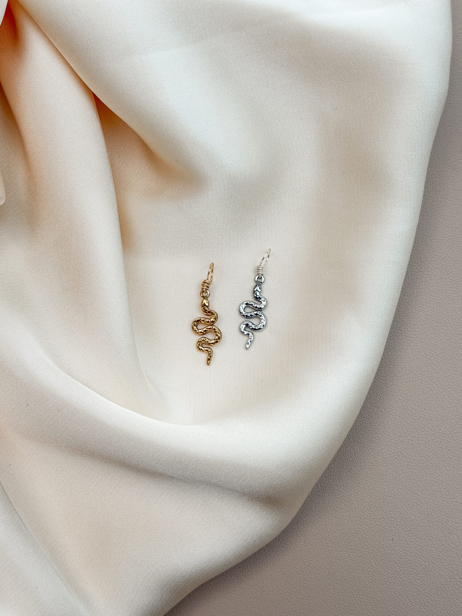 Erwachen 🐍🌞 „Erwachen“ steht für die Kraft des Neubeginns – wenn das Licht der Sonne auf etwas trifft, das lange verborgen war. Die Schlange als uraltes Symbol von Heilung, Transformation und Lebensenergie schlängelt sich hier dem Licht entgegen. Sie erinnert dich daran: In dir schlummert eine Kraft, die darauf wartet, zu erwachen. Der Anhänger begleitet dich auf deinem Weg des inneren Wachstums. Vielleicht spürst du, dass sich etwas in dir verändert – leise, aber kraftvoll. Ein Zyklus geht zu Ende, und du darfst dich neu ausrichten. Mit jedem Tag wächst dein Bewusstsein, deine Klarheit, dein Mut, dein Licht. ✨ Bedeutung von Erwachen: Transformation: Die Schlange steht für Wandel und Erneuerung Lebensenergie: Du verbindest dich mit deiner inneren Kraft Bewusstsein: Neues darf entstehen – aus deinem Innersten heraus Heilung: Du streifst ab, was nicht mehr zu dir gehört Sonnenkraft: Das Licht erinnert dich an deinen Weg 🕊️ Affirmation: „Ich erwache in meine Kraft – hell, lebendig und voller Vertrauen.“ Details zum Schmuck Material: PVD-Vakuumbeschichtung 304 Edelstahl 14K Echtgold plattiert Größe: 18mm x 16mm und mit einer stabilen Öse aus vergoldetem Kupferdraht versehen. Der Anhänger passt zu deiner YOUR.line Kette Ein kleiner Begleiter mit großer Bedeutung – minimalistisch, zeitlos und voller Kraft. 🤍 Lieferumfang: nur Anhänger