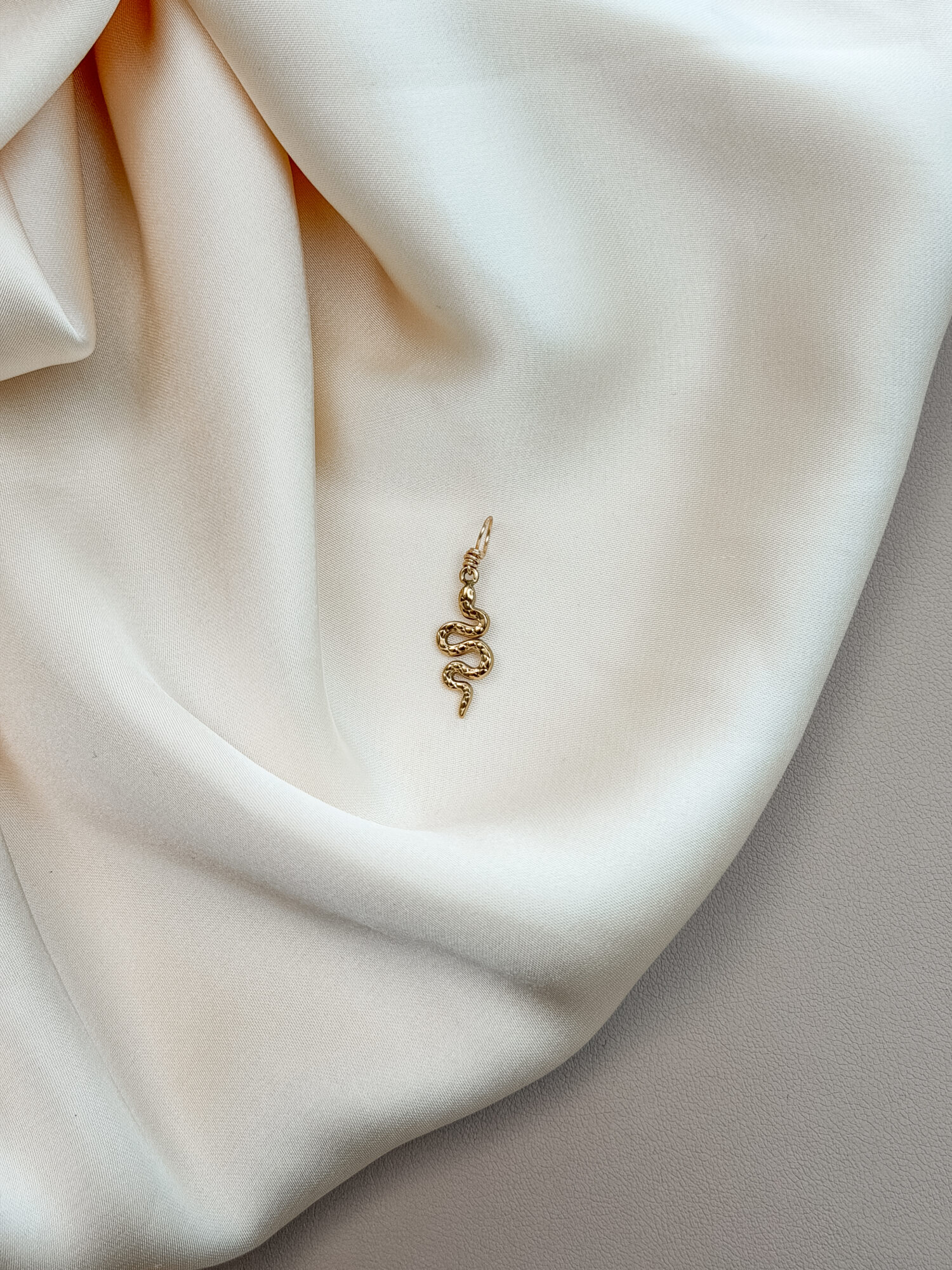 Erwachen 🐍🌞 „Erwachen“ steht für die Kraft des Neubeginns – wenn das Licht der Sonne auf etwas trifft, das lange verborgen war. Die Schlange als uraltes Symbol von Heilung, Transformation und Lebensenergie schlängelt sich hier dem Licht entgegen. Sie erinnert dich daran: In dir schlummert eine Kraft, die darauf wartet, zu erwachen. Der Anhänger begleitet dich auf deinem Weg des inneren Wachstums. Vielleicht spürst du, dass sich etwas in dir verändert – leise, aber kraftvoll. Ein Zyklus geht zu Ende, und du darfst dich neu ausrichten. Mit jedem Tag wächst dein Bewusstsein, deine Klarheit, dein Mut, dein Licht. ✨ Bedeutung von Erwachen: Transformation: Die Schlange steht für Wandel und Erneuerung Lebensenergie: Du verbindest dich mit deiner inneren Kraft Bewusstsein: Neues darf entstehen – aus deinem Innersten heraus Heilung: Du streifst ab, was nicht mehr zu dir gehört Sonnenkraft: Das Licht erinnert dich an deinen Weg 🕊️ Affirmation: „Ich erwache in meine Kraft – hell, lebendig und voller Vertrauen.“ Details zum Schmuck Material: PVD-Vakuumbeschichtung 304 Edelstahl 14K Echtgold plattiert Größe: 18mm x 16mm und mit einer stabilen Öse aus vergoldetem Kupferdraht versehen. Der Anhänger passt zu deiner YOUR.line Kette Ein kleiner Begleiter mit großer Bedeutung – minimalistisch, zeitlos und voller Kraft. 🤍 Lieferumfang: nur Anhänger