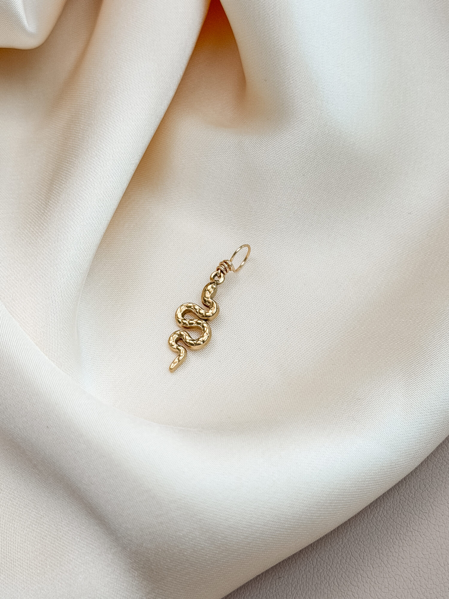 Erwachen 🐍🌞 „Erwachen“ steht für die Kraft des Neubeginns – wenn das Licht der Sonne auf etwas trifft, das lange verborgen war. Die Schlange als uraltes Symbol von Heilung, Transformation und Lebensenergie schlängelt sich hier dem Licht entgegen. Sie erinnert dich daran: In dir schlummert eine Kraft, die darauf wartet, zu erwachen. Der Anhänger begleitet dich auf deinem Weg des inneren Wachstums. Vielleicht spürst du, dass sich etwas in dir verändert – leise, aber kraftvoll. Ein Zyklus geht zu Ende, und du darfst dich neu ausrichten. Mit jedem Tag wächst dein Bewusstsein, deine Klarheit, dein Mut, dein Licht. ✨ Bedeutung von Erwachen: Transformation: Die Schlange steht für Wandel und Erneuerung Lebensenergie: Du verbindest dich mit deiner inneren Kraft Bewusstsein: Neues darf entstehen – aus deinem Innersten heraus Heilung: Du streifst ab, was nicht mehr zu dir gehört Sonnenkraft: Das Licht erinnert dich an deinen Weg 🕊️ Affirmation: „Ich erwache in meine Kraft – hell, lebendig und voller Vertrauen.“ Details zum Schmuck Material: PVD-Vakuumbeschichtung 304 Edelstahl 14K Echtgold plattiert Größe: 18mm x 16mm und mit einer stabilen Öse aus vergoldetem Kupferdraht versehen. Der Anhänger passt zu deiner YOUR.line Kette Ein kleiner Begleiter mit großer Bedeutung – minimalistisch, zeitlos und voller Kraft. 🤍 Lieferumfang: nur Anhänger