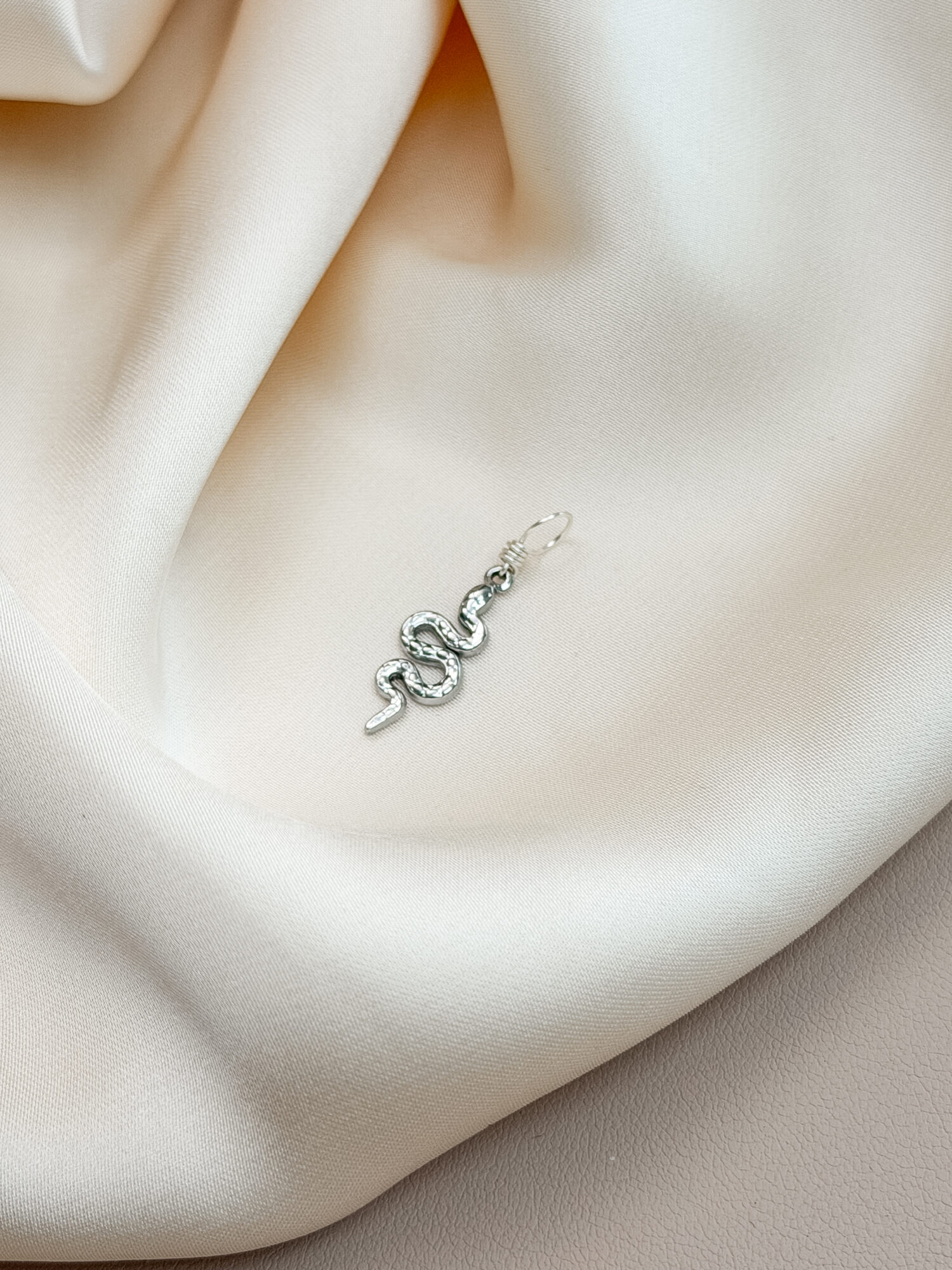 Erwachen 🐍🌞 „Erwachen“ steht für die Kraft des Neubeginns – wenn das Licht der Sonne auf etwas trifft, das lange verborgen war. Die Schlange als uraltes Symbol von Heilung, Transformation und Lebensenergie schlängelt sich hier dem Licht entgegen. Sie erinnert dich daran: In dir schlummert eine Kraft, die darauf wartet, zu erwachen. Der Anhänger begleitet dich auf deinem Weg des inneren Wachstums. Vielleicht spürst du, dass sich etwas in dir verändert – leise, aber kraftvoll. Ein Zyklus geht zu Ende, und du darfst dich neu ausrichten. Mit jedem Tag wächst dein Bewusstsein, deine Klarheit, dein Mut, dein Licht. ✨ Bedeutung von Erwachen: Transformation: Die Schlange steht für Wandel und Erneuerung Lebensenergie: Du verbindest dich mit deiner inneren Kraft Bewusstsein: Neues darf entstehen – aus deinem Innersten heraus Heilung: Du streifst ab, was nicht mehr zu dir gehört Sonnenkraft: Das Licht erinnert dich an deinen Weg 🕊️ Affirmation: „Ich erwache in meine Kraft – hell, lebendig und voller Vertrauen.“ Details zum Schmuck Material: PVD-Vakuumbeschichtung 304 Edelstahl 14K Echtgold plattiert Größe: 18mm x 16mm und mit einer stabilen Öse aus vergoldetem Kupferdraht versehen. Der Anhänger passt zu deiner YOUR.line Kette Ein kleiner Begleiter mit großer Bedeutung – minimalistisch, zeitlos und voller Kraft. 🤍 Lieferumfang: nur Anhänger