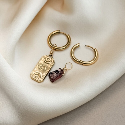 YOUR.Circle Creolen – deine Basis für alle Charms Die YOUR.Circle Creolen sind die ruhige, klare Grundlage deiner Kollektion. Leicht, schlicht und beständig. Sie tragen jeden Charm – Symbol oder Rohstein – ohne jemals selbst in den Vordergrund zu drängen. Ein Kreis, der offen bleibt für das, was du daraus machst. Egal, ob du sie solo trägst oder mit einem deiner Lieblingsanhänger kombinierst: Die Ohrringe fügen sich mühelos in jeden Tag ein und geben deinem Stil genau die Freiheit, die deine YOUR.Circle Idee ausmacht. Material Edelstahl oder Edelstahl vergoldet (18k) Allergiefreundlich wasserfest & farbecht Größen 10 mm – zart, unaufdringlich, perfekt für den Alltag 12 mm – etwas größer, ideal für Symbole und Rohsteine Kombinierbar mit allen YOUR.Circle Charms Die Creolen sind bewusst schlicht gehalten – so kannst du jeden Charm frei wählen und jederzeit wechseln. Symbol, Rohstein, kosmische Motive oder ganz pur: du entscheidest, was dein Kreis heute trägt. Deine Kombinationsmöglichkeiten 1️⃣ Wähle deine Basic Kette oder Ohrring 2️⃣ Ergänze deinen Edelstein-Anhänger aus dem Edle.Steine Shop. Roh oder geschliffen, klar oder farbig, jedes Stück trägt seine eigene Energie. 3️⃣ Füge deinen Charm hinzu – kleine Alltagsanker mit Bedeutung, z. B. dein Sternzeichen oder ein Symbol, das dich inspiriert. Auch in Edelstahl und Edelstahl vergoldet. 4️⃣ Kombiniere, tausche, erweitere – so oft du willst. Wandelbar, bedeutungsvoll und so individuell wie du. ✨