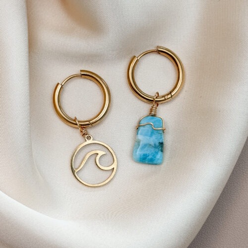 YOUR.Circle Creolen – deine Basis für alle Charms Die YOUR.Circle Creolen sind die ruhige, klare Grundlage deiner Kollektion. Leicht, schlicht und beständig. Sie tragen jeden Charm – Symbol oder Rohstein – ohne jemals selbst in den Vordergrund zu drängen. Ein Kreis, der offen bleibt für das, was du daraus machst. Egal, ob du sie solo trägst oder mit einem deiner Lieblingsanhänger kombinierst: Die Ohrringe fügen sich mühelos in jeden Tag ein und geben deinem Stil genau die Freiheit, die deine YOUR.Circle Idee ausmacht. Material Edelstahl oder Edelstahl vergoldet (18k) Allergiefreundlich wasserfest & farbecht Größen 10 mm – zart, unaufdringlich, perfekt für den Alltag 12 mm – etwas größer, ideal für Symbole und Rohsteine Kombinierbar mit allen YOUR.Circle Charms Die Creolen sind bewusst schlicht gehalten – so kannst du jeden Charm frei wählen und jederzeit wechseln. Symbol, Rohstein, kosmische Motive oder ganz pur: du entscheidest, was dein Kreis heute trägt. Deine Kombinationsmöglichkeiten 1️⃣ Wähle deine Basic Kette oder Ohrring 2️⃣ Ergänze deinen Edelstein-Anhänger aus dem Edle.Steine Shop. Roh oder geschliffen, klar oder farbig, jedes Stück trägt seine eigene Energie. 3️⃣ Füge deinen Charm hinzu – kleine Alltagsanker mit Bedeutung, z. B. dein Sternzeichen oder ein Symbol, das dich inspiriert. Auch in Edelstahl und Edelstahl vergoldet. 4️⃣ Kombiniere, tausche, erweitere – so oft du willst. Wandelbar, bedeutungsvoll und so individuell wie du. ✨