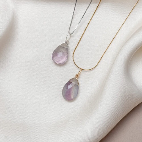 Fluorit – Der Edelstein der Klarheit und Leichtigkeit Ich erkenne, was wichtig ist – klar, leicht und frei. Fluorit bringt Struktur in dein Gedankenchaos. Wie ein frischer Wind klärt er die innere Unruhe, ordnet das Durcheinander und schenkt dir geistige Klarheit. Wenn du dich überfordert fühlst oder zu viel auf einmal denkst, hilft er dir, Prioritäten zu setzen und die Dinge mit Leichtigkeit zu betrachten. Fluorit unterstützt dabei, Entscheidungen klarer zu treffen – mit Kopf, Herz und Humor. Gleichzeitig öffnet er den Blick für neue Perspektiven und stärkt deine Intuition. ✨ Themen Fluorit Mental: Geistige Freiheit, Intuition, Überblick, Klarheit, Struktur, Ordnung, Konzentration, Humor, Leichtigkeit, Entschlossenheit, Perspektive erweitern, Gefühlsausdruck, Gefühle, Lebendigkeit, Neubeginn Körper: Nervensystem, Gelenke, Schleimhäute, Zähne, Haut Chakra: Drittes Auge, Solarplexus Planet: Merkur Element: Luft Sternzeichen: Wassermann, Fische, Skorpion, Löwe, Stier, Zwillinge 🗿 Mineralogische & historische Fakten: Fluorit ist ein farblich vielfältiger Kristall, der in fast allen Regenbogenfarben vorkommt. Aufgrund seiner Klarheit wurde er früher zur Herstellung von Linsen verwendet – auch spirituell gilt er als „Brille der Seele“. In China und Ägypten wurde Fluorit zur Meditation und zur Reinigung des Geistes eingesetzt. Er wurde oft als Schutzstein gegen äußere Einflüsse getragen, insbesondere bei mentaler Überforderung. Sein Name stammt vom lateinischen fluere – „fließen“ – was sinnbildlich für seine reinigende und ordnende Wirkung steht. ☝🏼 Details zum Edelstein Schmuck Naturstein – daher kann der Edelstein von den Bildern abweichen. Größe mit Öse 22 x 10 mm  Öse: Kupferdraht 18k vergoldet / Kupferdraht dauerhaft emailliert in Silber mit Liebe und Intuition handgemacht 💜 Lieferumfang: Nur Anhänger