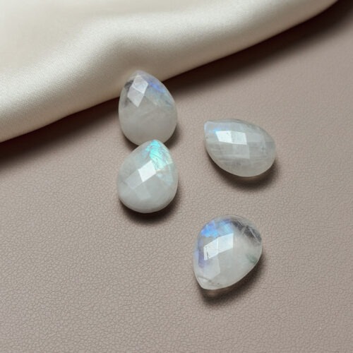 Labradorit Weiß – Der Edelstein für Weiblichkeit & emotionale Tiefe 🌙💧 Ich bin verbunden mit meinem Körper, meinen Gefühlen und meinem inneren Rhythmus. Der weiße Labradorit, auch bekannt als Regenbogenmondstein, schenkt Zugang zur feinen Welt der Emotionen und des Körpers. Er stärkt dein Gefühl für dich selbst – für deine Bedürfnisse, deinen Zyklus, deine Kreativität und deine innere Stimme. Ein idealer Begleiter in Zeiten hormoneller Veränderung, während der Menstruation oder Schwangerschaft – und immer dann, wenn du dich tiefer mit deinem Körper und deinen Gefühlen verbinden möchtest. ✨ Themen Regenbogen Mondstein Mental: Selbstwert, Offenheit, Einfühlungsvermögen, Kreativität, Inspiration, Fokus, Gefühlsausdruck, Gefühle, Wachstum Körper: Hormone, Zyklus, Hormonhaushalt, Menstruation, Schwangerschaft, Schlaf, Körpergefühl, Kreislauf, Stressmanagement Chakra: Kronenchakra, Drittes Auge Planet: Mond Element: Wasser, Kosmos Sternzeichen: Krebs, Fische, Wassermann ☝🏼 Details zum Edelstein Schmuck Naturstein - daher kann der Edelstein von den Bildern abweichen. Größe: mit Öse 25 x 18 mm Öse: Kupferdraht 18k vergoldet mit Liebe und Intuition handgemacht 💜 🗿 Mineralogische & historische Fakten: Obwohl er „Labradorit“ heißt, zählt der Regenbogenmondstein mineralogisch zu den weißen Varietäten des Orthoklas-Feldspats, oft mit schimmernden blauen bis regenbogenfarbenen Lichtreflexen – einem Phänomen namens Adulareszenz. In vielen Kulturen galt er als heilig, insbesondere für Frauen: Der Stein soll den Zugang zur inneren Weisheit und Intuition öffnen und wird seit Jahrhunderten mit dem weiblichen Zyklus und den Mondphasen in Verbindung gebracht.