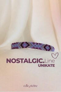 Es gibt Momente, die sich einfach richtig anfühlen: ein kurzer Blick in den Himmel, während Wolken vorbeiziehen, ein warmer Sommerregen auf der Haut, ein kleines Lächeln, das du nur mit deinem inneren Kind teilst. Genau dort beginnt die NOSTALGIC.Line. Handgeknüpfte Einzelstücke, bunt, lebendig und ruhig zugleich – wie ein vertrauter Gefährte, der dich durch den Tag begleitet. Es geht darum, dich in dir selbst wiederzufinden, in den kleinen Momenten des Tages, in denen etwas leichter wird und du kurz durchatmest. Ein leises Ankommen, mitten im Jetzt. Jeder Knoten hält dich, jeder Faden verbindet dich mit deinen Wurzeln – ein stilles Erinnern daran, dass du getragen bist, im Jetzt, im Alltag, in dir selbst. NOSTALGIC.Line – wie ein alter Freund, der leise mit dir geht.