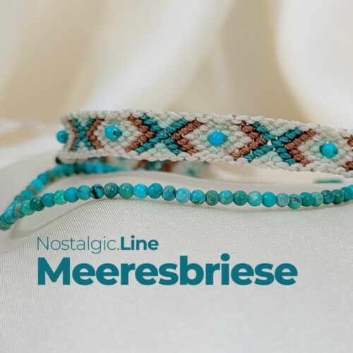 NOSTALGIC.line Meeresbriese 🌬️🌊 Türkis und ein Tag am Meer. Ein stiller Moment von Weite - wie eine santte Brise, die vom Meer herüberweht und etwas in dir löst. Dieses Band trägt Türkis in warmen Sandtönen, ein Farbspiel, das an Wasser, Licht und Leichtigkeit erinnert. Er begleitet dich auf deinen Wegen, stärkt deinen Ausdruck und hilft dir, ehrlich bei dir zu bleiben - in Begegnungen, Gesprächen und Momenten, in denen du dich einfach spüren möchtest. Handgemacht mit Hingabe ✨ Es gibt Momente, die sich einfach richtig anfühlen: ein kurzer Blick in den Himmel, während Wolken vorbeiziehen, ein warmer Sommerregen auf der Haut, ein kleines Lächeln, das du nur mit deinem inneren Kind teilst. Genau dort beginnt die NOSTALGIC.Line. Handgeknüpfte Einzelstücke, bunt, lebendig und ruhig zugleich – wie ein vertrauter Gefährte, der dich durch den Tag begleitet. Es geht darum, dich in dir selbst wiederzufinden, in den kleinen Momenten des Tages, in denen etwas leichter wird und du kurz durchatmest. Ein leises Ankommen, mitten im Jetzt. Jeder Knoten hält dich, jeder Faden verbindet dich mit deinen Wurzeln – ein stilles Erinnern daran, dass du getragen bist, im Jetzt, im Alltag, in dir selbst. NOSTALGIC.Line – wie ein alter Freund, der leise mit dir geht. Jedes Armband entsteht in liebevoller Handarbeit – Knoten für Knoten, Faden für Faden. Oft sitze ich 5 bis 6 Stunden an einem einzigen Stück. Diese Arbeit braucht Zeit, Ruhe, Präzision und Wertschätzung. Jedes Band ist ein Einzelstück. Keines gibt es ein zweites Mal. Der Preis von 59 Euro steht für die Hingabe, die Qualität und den Wert, der in jedem Unikat steckt. ☝🏼 Details zum Edelstein Schmuck Umfang 15 - 26 cm verstellbar mit Liebe und Intuition handgemacht 💜