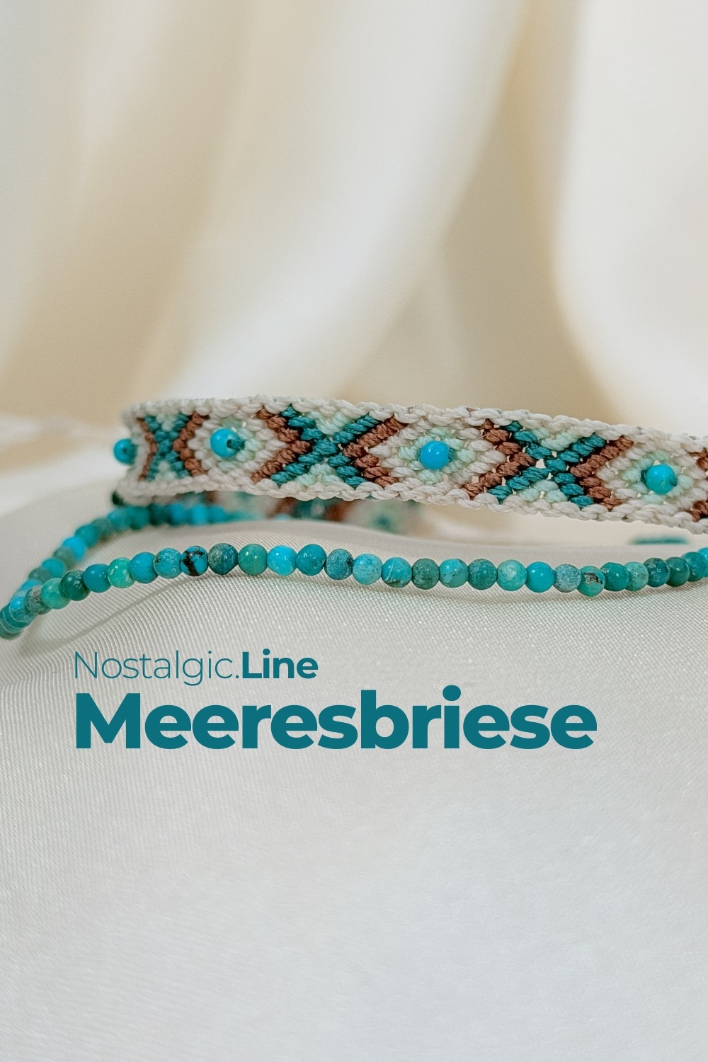 NOSTALGIC.line Meeresbriese 🌬️🌊 Türkis und ein Tag am Meer. Ein stiller Moment von Weite - wie eine santte Brise, die vom Meer herüberweht und etwas in dir löst. Dieses Band trägt Türkis in warmen Sandtönen, ein Farbspiel, das an Wasser, Licht und Leichtigkeit erinnert. Er begleitet dich auf deinen Wegen, stärkt deinen Ausdruck und hilft dir, ehrlich bei dir zu bleiben - in Begegnungen, Gesprächen und Momenten, in denen du dich einfach spüren möchtest. Handgemacht mit Hingabe ✨ Es gibt Momente, die sich einfach richtig anfühlen: ein kurzer Blick in den Himmel, während Wolken vorbeiziehen, ein warmer Sommerregen auf der Haut, ein kleines Lächeln, das du nur mit deinem inneren Kind teilst. Genau dort beginnt die NOSTALGIC.Line. Handgeknüpfte Einzelstücke, bunt, lebendig und ruhig zugleich – wie ein vertrauter Gefährte, der dich durch den Tag begleitet. Es geht darum, dich in dir selbst wiederzufinden, in den kleinen Momenten des Tages, in denen etwas leichter wird und du kurz durchatmest. Ein leises Ankommen, mitten im Jetzt. Jeder Knoten hält dich, jeder Faden verbindet dich mit deinen Wurzeln – ein stilles Erinnern daran, dass du getragen bist, im Jetzt, im Alltag, in dir selbst. NOSTALGIC.Line – wie ein alter Freund, der leise mit dir geht. Jedes Armband entsteht in liebevoller Handarbeit – Knoten für Knoten, Faden für Faden. Oft sitze ich 5 bis 6 Stunden an einem einzigen Stück. Diese Arbeit braucht Zeit, Ruhe, Präzision und Wertschätzung. Jedes Band ist ein Einzelstück. Keines gibt es ein zweites Mal. Der Preis von 59 Euro steht für die Hingabe, die Qualität und den Wert, der in jedem Unikat steckt. ☝🏼 Details zum Edelstein Schmuck Umfang 15 - 26 cm verstellbar mit Liebe und Intuition handgemacht 💜