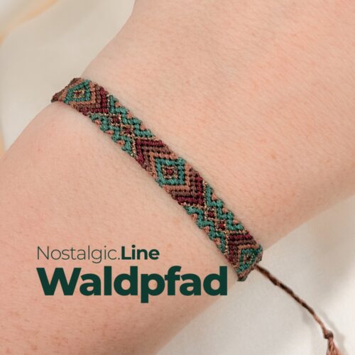 NOSTALGIC.line Waldpfad 🌲 Entdecke einen Pfad, der mitten in den Wald führt. Ein Band wie ein stiller Weg durch den Wald: warmes Braun, Moosgrün und feine goldene Akzente, die an Sonnenflecken zwischen den Bäumen vorbeiziehen. „Waldpfad" trägt diese erdige Ruhe in sich - ein Gefühl von Boden, Halt und weichem Ankommen. Es erinnert an diese Momente, in denen du stehenbleibst, tief einatmest und der Wald seinen eigenen Duft trägt - klar, beruhigend, vertraut. Handgemacht mit Hingabe ✨ Es gibt Momente, die sich einfach richtig anfühlen: ein kurzer Blick in den Himmel, während Wolken vorbeiziehen, ein warmer Sommerregen auf der Haut, ein kleines Lächeln, das du nur mit deinem inneren Kind teilst. Genau dort beginnt die NOSTALGIC.Line. Handgeknüpfte Einzelstücke, bunt, lebendig und ruhig zugleich – wie ein vertrauter Gefährte, der dich durch den Tag begleitet. Es geht darum, dich in dir selbst wiederzufinden, in den kleinen Momenten des Tages, in denen etwas leichter wird und du kurz durchatmest. Ein leises Ankommen, mitten im Jetzt. Jeder Knoten hält dich, jeder Faden verbindet dich mit deinen Wurzeln – ein stilles Erinnern daran, dass du getragen bist, im Jetzt, im Alltag, in dir selbst. NOSTALGIC.Line – wie ein alter Freund, der leise mit dir geht. Jedes Armband entsteht in liebevoller Handarbeit – Knoten für Knoten, Faden für Faden. Oft sitze ich 5 bis 6 Stunden an einem einzigen Stück. Diese Arbeit braucht Zeit, Ruhe, Präzision und Wertschätzung. Jedes Band ist ein Einzelstück. Keines gibt es ein zweites Mal. Der Preis von 59 Euro steht für die Hingabe, die Qualität und den Wert, der in jedem Unikat steckt. ☝🏼 Details zum Edelstein Schmuck Umfang 15 - 26 cm verstellbar mit Liebe und Intuition handgemacht 💜