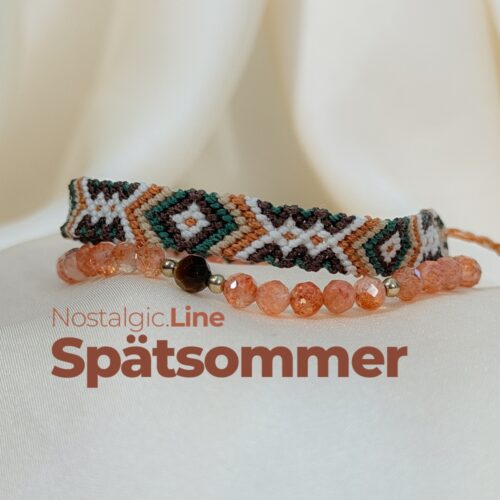NOSTALGIC.line Spätsommer 🧡🌳 Die letzten Sonnenstrahlen Ein Band wie ein warmer Abend, an dem die Luft leichter wird und das Licht goldene Spuren hinterlässt. Die warmen Erdtöne, das sanfte Grün und die hellen Akzente tragen genau diese Stimmung: ein leises Glühen, das an Spätsommertage erinnert, an denen alles ein wenig langsamer wird. An den Verschlussenden sitzt Sonnenstein - ein kleiner, warmer Lichtpunkt, der diese Energie noch einmal aufnimmt. Eine stille Erinnerung daran, wie sich Wärme anfühlt. Handgemacht mit Hingabe ✨ Es gibt Momente, die sich einfach richtig anfühlen: ein kurzer Blick in den Himmel, während Wolken vorbeiziehen, ein warmer Sommerregen auf der Haut, ein kleines Lächeln, das du nur mit deinem inneren Kind teilst. Genau dort beginnt die NOSTALGIC.Line. Handgeknüpfte Einzelstücke, bunt, lebendig und ruhig zugleich – wie ein vertrauter Gefährte, der dich durch den Tag begleitet. Es geht darum, dich in dir selbst wiederzufinden, in den kleinen Momenten des Tages, in denen etwas leichter wird und du kurz durchatmest. Ein leises Ankommen, mitten im Jetzt. Jeder Knoten hält dich, jeder Faden verbindet dich mit deinen Wurzeln – ein stilles Erinnern daran, dass du getragen bist, im Jetzt, im Alltag, in dir selbst. NOSTALGIC.Line – wie ein alter Freund, der leise mit dir geht. Jedes Armband entsteht in liebevoller Handarbeit – Knoten für Knoten, Faden für Faden. Oft sitze ich 5 bis 6 Stunden an einem einzigen Stück. Diese Arbeit braucht Zeit, Ruhe, Präzision und Wertschätzung. Jedes Band ist ein Einzelstück. Keines gibt es ein zweites Mal. Der Preis von 59 Euro steht für die Hingabe, die Qualität und den Wert, der in jedem Unikat steckt. ☝🏼 Details zum Edelstein Schmuck Umfang 15 - 26 cm verstellbar mit Liebe und Intuition handgemacht 💜