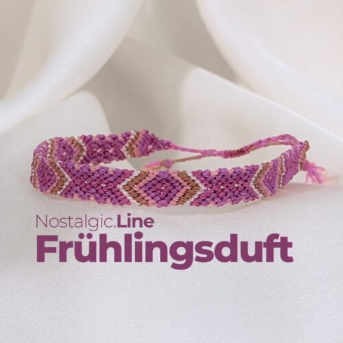 NOSTALGIC.line Frühlingsduft 🌸 Wie riecht für dich Frühling? Ein Band wie der Moment, in dem der Frühling zum ersten Mal spürbar wird. Die ersten Vögel singen ihr Lied, die Knospen beginnen zu wachsen, und in der Luft liegt ein leiser Neubeginn. Die warmen Rosatöne, das sanfte Beige und das erdige Braun tragen diese leichte, stille Vorfreude in sich - ein Hauch von Blüte, ein Duft, der ankommt, bevor man ihn greifen kann. „Frühlingsduft" fühlt sich leicht und erdig zugleich an. Handgemacht mit Hingabe ✨ Es gibt Momente, die sich einfach richtig anfühlen: ein kurzer Blick in den Himmel, während Wolken vorbeiziehen, ein warmer Sommerregen auf der Haut, ein kleines Lächeln, das du nur mit deinem inneren Kind teilst. Genau dort beginnt die NOSTALGIC.Line. Handgeknüpfte Einzelstücke, bunt, lebendig und ruhig zugleich – wie ein vertrauter Gefährte, der dich durch den Tag begleitet. Es geht darum, dich in dir selbst wiederzufinden, in den kleinen Momenten des Tages, in denen etwas leichter wird und du kurz durchatmest. Ein leises Ankommen, mitten im Jetzt. Jeder Knoten hält dich, jeder Faden verbindet dich mit deinen Wurzeln – ein stilles Erinnern daran, dass du getragen bist, im Jetzt, im Alltag, in dir selbst. NOSTALGIC.Line – wie ein alter Freund, der leise mit dir geht. Jedes Armband entsteht in liebevoller Handarbeit – Knoten für Knoten, Faden für Faden. Oft sitze ich 5 bis 6 Stunden an einem einzigen Stück. Diese Arbeit braucht Zeit, Ruhe, Präzision und Wertschätzung. Jedes Band ist ein Einzelstück. Keines gibt es ein zweites Mal. Der Preis von 59 Euro steht für die Hingabe, die Qualität und den Wert, der in jedem Unikat steckt. ☝🏼 Details zum Edelstein Schmuck Umfang 15 - 26 cm verstellbar mit Liebe und Intuition handgemacht 💜