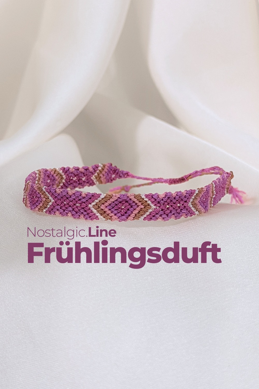 NOSTALGIC.line Frühlingsduft 🌸 Wie riecht für dich Frühling? Ein Band wie der Moment, in dem der Frühling zum ersten Mal spürbar wird. Die ersten Vögel singen ihr Lied, die Knospen beginnen zu wachsen, und in der Luft liegt ein leiser Neubeginn. Die warmen Rosatöne, das sanfte Beige und das erdige Braun tragen diese leichte, stille Vorfreude in sich - ein Hauch von Blüte, ein Duft, der ankommt, bevor man ihn greifen kann. „Frühlingsduft" fühlt sich leicht und erdig zugleich an. Handgemacht mit Hingabe ✨ Es gibt Momente, die sich einfach richtig anfühlen: ein kurzer Blick in den Himmel, während Wolken vorbeiziehen, ein warmer Sommerregen auf der Haut, ein kleines Lächeln, das du nur mit deinem inneren Kind teilst. Genau dort beginnt die NOSTALGIC.Line. Handgeknüpfte Einzelstücke, bunt, lebendig und ruhig zugleich – wie ein vertrauter Gefährte, der dich durch den Tag begleitet. Es geht darum, dich in dir selbst wiederzufinden, in den kleinen Momenten des Tages, in denen etwas leichter wird und du kurz durchatmest. Ein leises Ankommen, mitten im Jetzt. Jeder Knoten hält dich, jeder Faden verbindet dich mit deinen Wurzeln – ein stilles Erinnern daran, dass du getragen bist, im Jetzt, im Alltag, in dir selbst. NOSTALGIC.Line – wie ein alter Freund, der leise mit dir geht. Jedes Armband entsteht in liebevoller Handarbeit – Knoten für Knoten, Faden für Faden. Oft sitze ich 5 bis 6 Stunden an einem einzigen Stück. Diese Arbeit braucht Zeit, Ruhe, Präzision und Wertschätzung. Jedes Band ist ein Einzelstück. Keines gibt es ein zweites Mal. Der Preis von 59 Euro steht für die Hingabe, die Qualität und den Wert, der in jedem Unikat steckt. ☝🏼 Details zum Edelstein Schmuck Umfang 15 - 26 cm verstellbar mit Liebe und Intuition handgemacht 💜