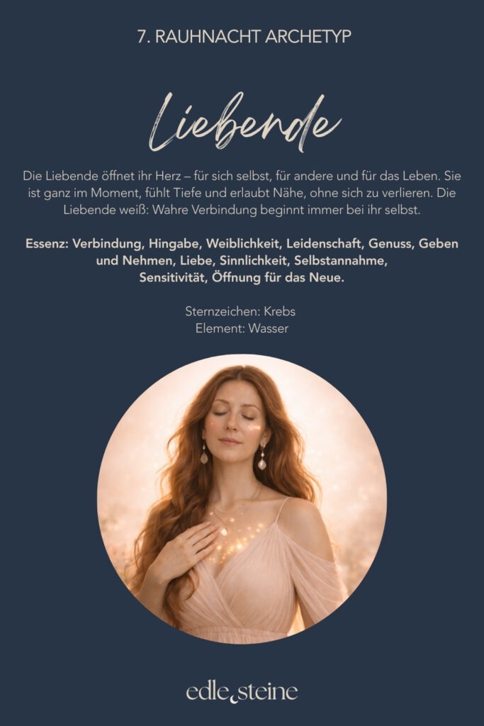 Die siebte Rauhnacht liegt wie ein weicher Übergang zwischen dem, was war, und dem, was langsam Gestalt annimmt. Sie fordert nichts ein und drängt zu keiner Entscheidung. Stattdessen lädt sie dich ein, wahrzunehmen, wohin es dich innerlich zieht – ganz ohne Plan, ganz ohne Ziel. In dieser Nacht geht es um Annahme. Um das Erkennen dessen, was bereits da ist. Visionen zeigen sich hier nicht als klare Bilder, sondern oft als leises Gefühl, als feine Ahnung oder als sanfte Bewegung im Inneren. Du musst sie nicht festhalten. Es reicht, ihnen Raum zu geben. Der Archetyp der Liebenden begleitet diese Rauhnacht. Sie steht für Hingabe an den Moment, für Verbindung ohne Selbstverlust und für die Fähigkeit, Nähe zuzulassen, ohne sich aufzugeben. Die Liebende weiß, dass wahre Verbundenheit immer im Inneren beginnt – dort, wo Selbstannahme und Offenheit zusammenkommen. Als Edelsteinimpulse wirken Mondstein und Regenbogen-Mondstein besonders fein. Mondstein führt dich sanft nach innen und erinnert dich daran, deinem eigenen Rhythmus zu vertrauen. Er öffnet den Zugang zu deinem Unterbewusstsein und unterstützt dich dabei, Emotionen wahrzunehmen, ohne sie einzuordnen oder kontrollieren zu müssen. Der Regenbogen-Mondstein erweitert diesen Raum um Visionen und geistige Wachheit. Er hilft dir, innere Bilder und Impulse zuzulassen, auch wenn sie noch keinen Namen haben. Seine Energie ist empfangend und weich – sie erinnert dich daran, dass Zukunft oft zuerst als Gefühl entsteht, nicht als konkreter Plan. Die siebte Rauhnacht ist ein stiller Zwischenraum. Ein Ort, an dem du dich dem zuwenden darfst, was sich lebendig, ehrlich und liebevoll anfühlt. Und gleichzeitig loslassen kannst, was dich davon trennt. Ohne Druck. Ohne Eile. In deinem Tempo.