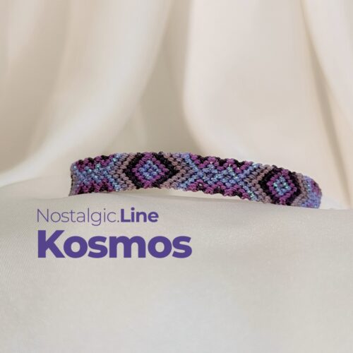 NOSTALGIC.line Kosmos ✨ In welchen Momenten fühlst du dich verbunden? Ein Band wie ein Blick in die Nacht, wenn der Himmel weit wird und die Farben tiefer leuchten. Violett, Nachtblau und dieser feine Schimmer erinnern an Sterne, die sich ihren Weg durch die Dunkelheit bahnen. „Kosmos" trägt das Gefühl von Verbundenheit in sich. Ein leises Wissen, dass alles seinen Platz hat - auch du. Weite, die nicht einschüchtert, sondern sammelt. Tiefe, die Halt gibt. Verbundenheit, die du spürst, ohne sie erklären zu müssen. Handgemacht mit Hingabe ✨ Es gibt Momente, die sich einfach richtig anfühlen: ein kurzer Blick in den Himmel, während Wolken vorbeiziehen, ein warmer Sommerregen auf der Haut, ein kleines Lächeln, das du nur mit deinem inneren Kind teilst. Genau dort beginnt die NOSTALGIC.Line. Handgeknüpfte Einzelstücke, bunt, lebendig und ruhig zugleich – wie ein vertrauter Gefährte, der dich durch den Tag begleitet. Es geht darum, dich in dir selbst wiederzufinden, in den kleinen Momenten des Tages, in denen etwas leichter wird und du kurz durchatmest. Ein leises Ankommen, mitten im Jetzt. Jeder Knoten hält dich, jeder Faden verbindet dich mit deinen Wurzeln – ein stilles Erinnern daran, dass du getragen bist, im Jetzt, im Alltag, in dir selbst. NOSTALGIC.Line – wie ein alter Freund, der leise mit dir geht. Jedes Armband entsteht in liebevoller Handarbeit – Knoten für Knoten, Faden für Faden. Oft sitze ich 5 bis 6 Stunden an einem einzigen Stück. Diese Arbeit braucht Zeit, Ruhe, Präzision und Wertschätzung. Jedes Band ist ein Einzelstück. Keines gibt es ein zweites Mal. Der Preis von 59 Euro steht für die Hingabe, die Qualität und den Wert, der in jedem Unikat steckt. ☝🏼 Details zum Edelstein Schmuck Umfang 15 - 26 cm verstellbar mit Liebe und Intuition handgemacht 💜