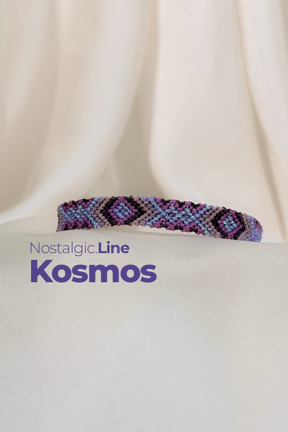 NOSTALGIC.line Kosmos ✨ In welchen Momenten fühlst du dich verbunden? Ein Band wie ein Blick in die Nacht, wenn der Himmel weit wird und die Farben tiefer leuchten. Violett, Nachtblau und dieser feine Schimmer erinnern an Sterne, die sich ihren Weg durch die Dunkelheit bahnen. „Kosmos" trägt das Gefühl von Verbundenheit in sich. Ein leises Wissen, dass alles seinen Platz hat - auch du. Weite, die nicht einschüchtert, sondern sammelt. Tiefe, die Halt gibt. Verbundenheit, die du spürst, ohne sie erklären zu müssen. Handgemacht mit Hingabe ✨ Es gibt Momente, die sich einfach richtig anfühlen: ein kurzer Blick in den Himmel, während Wolken vorbeiziehen, ein warmer Sommerregen auf der Haut, ein kleines Lächeln, das du nur mit deinem inneren Kind teilst. Genau dort beginnt die NOSTALGIC.Line. Handgeknüpfte Einzelstücke, bunt, lebendig und ruhig zugleich – wie ein vertrauter Gefährte, der dich durch den Tag begleitet. Es geht darum, dich in dir selbst wiederzufinden, in den kleinen Momenten des Tages, in denen etwas leichter wird und du kurz durchatmest. Ein leises Ankommen, mitten im Jetzt. Jeder Knoten hält dich, jeder Faden verbindet dich mit deinen Wurzeln – ein stilles Erinnern daran, dass du getragen bist, im Jetzt, im Alltag, in dir selbst. NOSTALGIC.Line – wie ein alter Freund, der leise mit dir geht. Jedes Armband entsteht in liebevoller Handarbeit – Knoten für Knoten, Faden für Faden. Oft sitze ich 5 bis 6 Stunden an einem einzigen Stück. Diese Arbeit braucht Zeit, Ruhe, Präzision und Wertschätzung. Jedes Band ist ein Einzelstück. Keines gibt es ein zweites Mal. Der Preis von 59 Euro steht für die Hingabe, die Qualität und den Wert, der in jedem Unikat steckt. ☝🏼 Details zum Edelstein Schmuck Umfang 15 - 26 cm verstellbar mit Liebe und Intuition handgemacht 💜