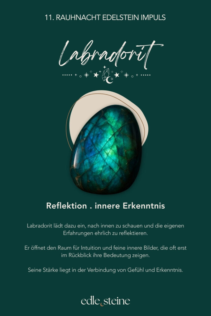 11. Rauhnacht – Sinnfindung, Abschied und innere Tiefe Die elfte Rauhnacht steht im Zeichen des Abschieds. Sie lädt dich ein, innezuhalten und zurückzublicken – nicht, um zu bewerten, sondern um zu würdigen. Was war, darf gesehen werden. Was dich geprägt hat, darf anerkannt werden. Und was nicht mehr zu dir gehört, darf langsam gehen. In dieser Nacht geht es weniger um Antworten als um Verständnis. Um das stille Erkennen dessen, was du gelernt hast. Oft zeigt sich Sinn nicht im Moment selbst, sondern erst im Rückblick. Genau hier öffnet sich ein Raum für Tiefe und Bewusstsein. Die Magierin begleitet diese Rauhnacht als Archetyp. Sie erkennt Zusammenhänge, wo andere nur Einzelteile sehen. Ihre Kraft liegt in der Fähigkeit, Altes zu wandeln und Übergänge bewusst zu gestalten. Abschied bedeutet für sie keinen Verlust, sondern Transformation. Aus Erfahrung wird Erkenntnis. Aus Ende wird Anfang. Der Labradorit unterstützt diesen Prozess, indem er den Blick nach innen lenkt. Er lädt dazu ein, die eigenen Erfahrungen ehrlich zu reflektieren und den leisen inneren Bildern Raum zu geben. Oft zeigen sie ihre Bedeutung erst mit Abstand. Seine Energie verbindet Gefühl und Erkenntnis und hilft, innere Einsichten sanft ins Bewusstsein zu holen. Begleitend wirkt der Sodalith, der Klarheit und innere Wahrheit fördert. Er unterstützt dabei, Gedanken und Gefühle in Einklang zu bringen und Zusammenhänge klarer zu erkennen. Gerade beim Abschied hilft er, ehrlich hinzusehen – ohne zu beschönigen, aber auch ohne zu verurteilen. Zusammen erinnern diese Edelsteine daran, dass Sinnfindung kein lauter Prozess ist. Sie geschieht leise. In Momenten des Annehmens. In der Bereitschaft, Vergangenes nicht festzuhalten, sondern in Weisheit zu verwandeln. Die elfte Rauhnacht lädt dich ein, bewusst Abschied zu nehmen. Von dem, was war. Und zugleich das mitzunehmen, was dich gestärkt hat. So entsteht Raum für das Neue – getragen von innerer Klarheit und Vertrauen.