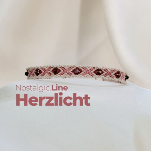 NOSTALGIC.line Herzlicht 💗 Was bringt dein Herz zum hüpfen? Ein Band wie ein warmer Moment, der unerwartet aufleuchtet. Ein sanftes Rosa, getragen von Lichtfäden, die sich durchs Muster ziehen - ruhig, warm, vertraut. Die eingearbeiteten Rutilquarz-Perlen erinnern an dieses kleine Aufglimmen im Herzen, wenn etwas in dir wieder klar wird. „Herzlicht" trägt eine stille Kraft. Ein Gefühl von innerer Ausrichtung, Mut und Weichheit zugleich. Ein leises Leuchten, das bleibt.